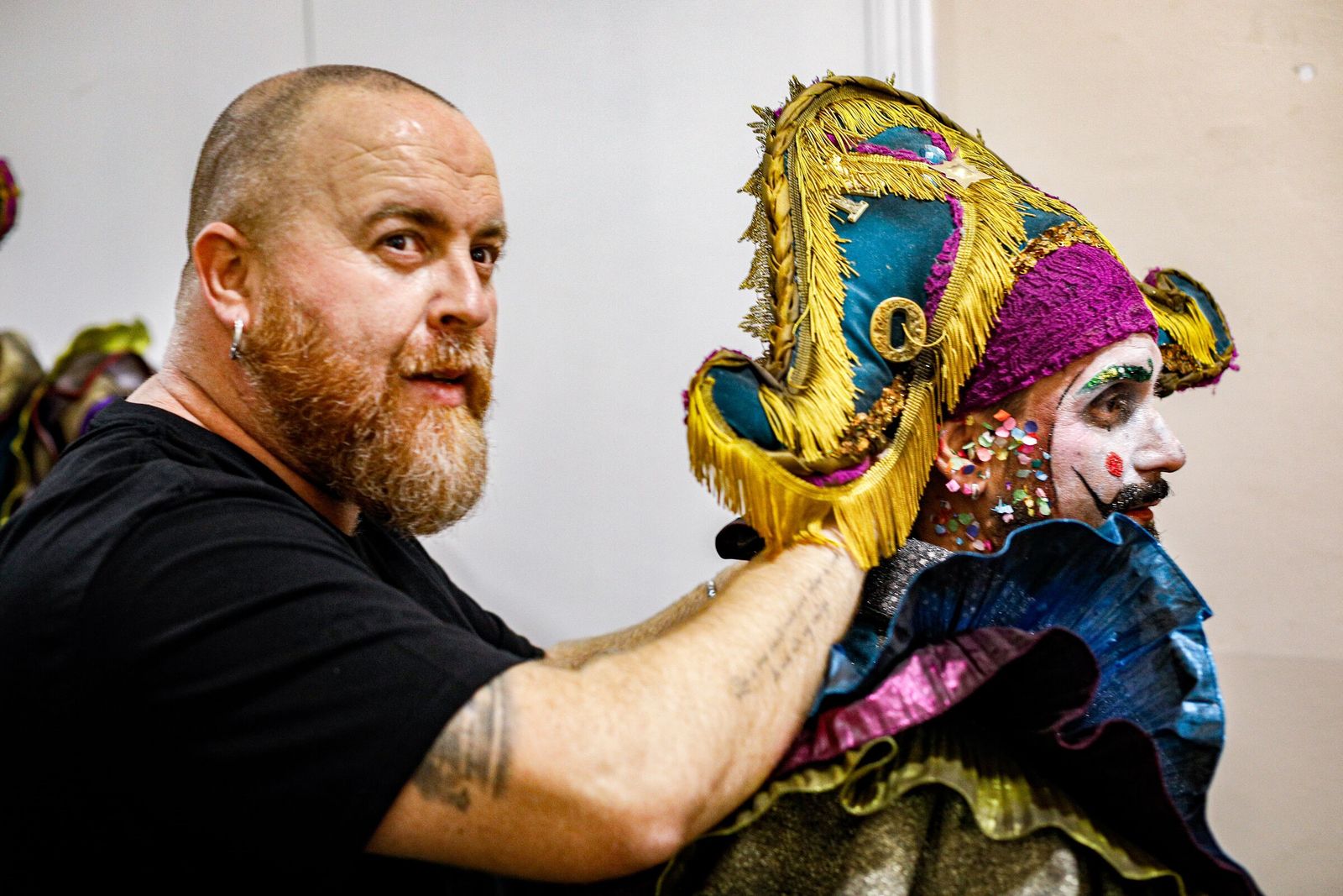 Sergio Guillén 'El Tomate' ayudando a un componente de su comparsa a retocar el disfraz.