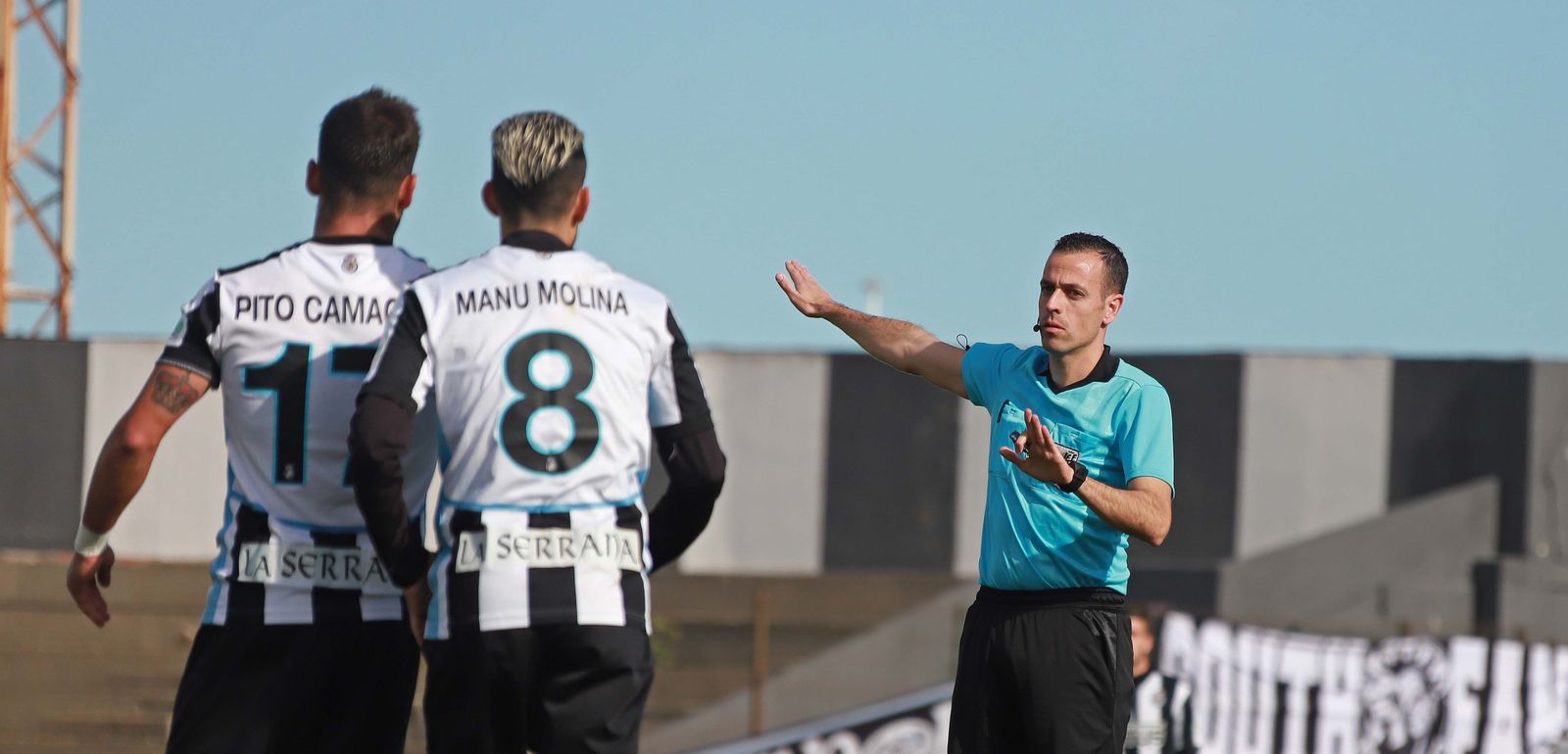 Domínguez Cervantes gesticula durante un partido.