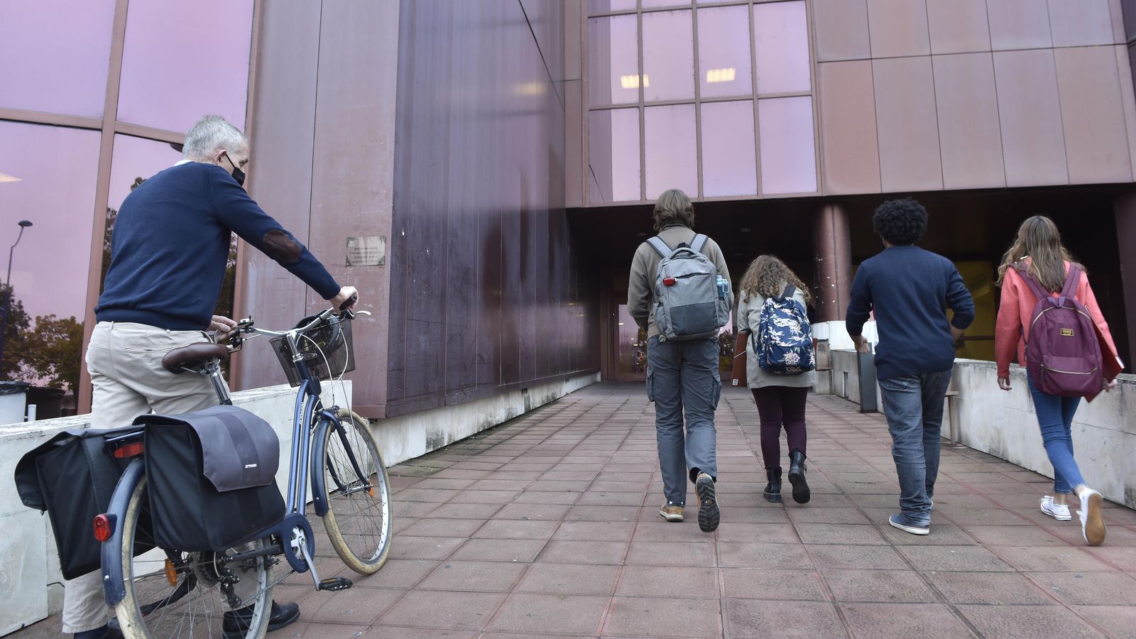 Estudiantes de Ingeniería entrando en la escuela de la Cartuja.