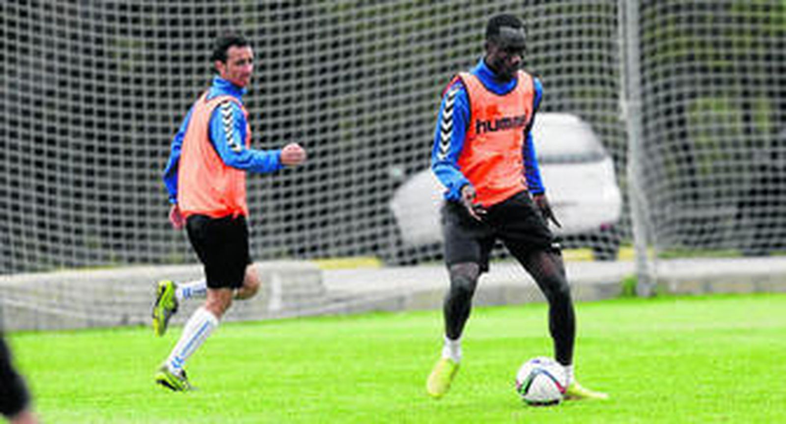 Nana, que puede entrar en el once, en plena acción en un entrenamiento con Jandro de testigo.