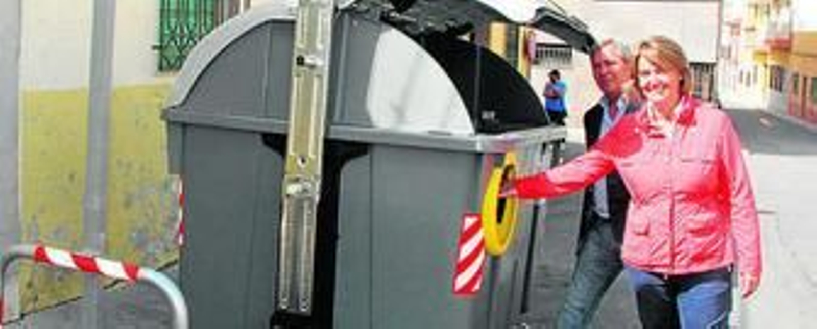 García Chamorro muestra uno de los nuevos contenedores.