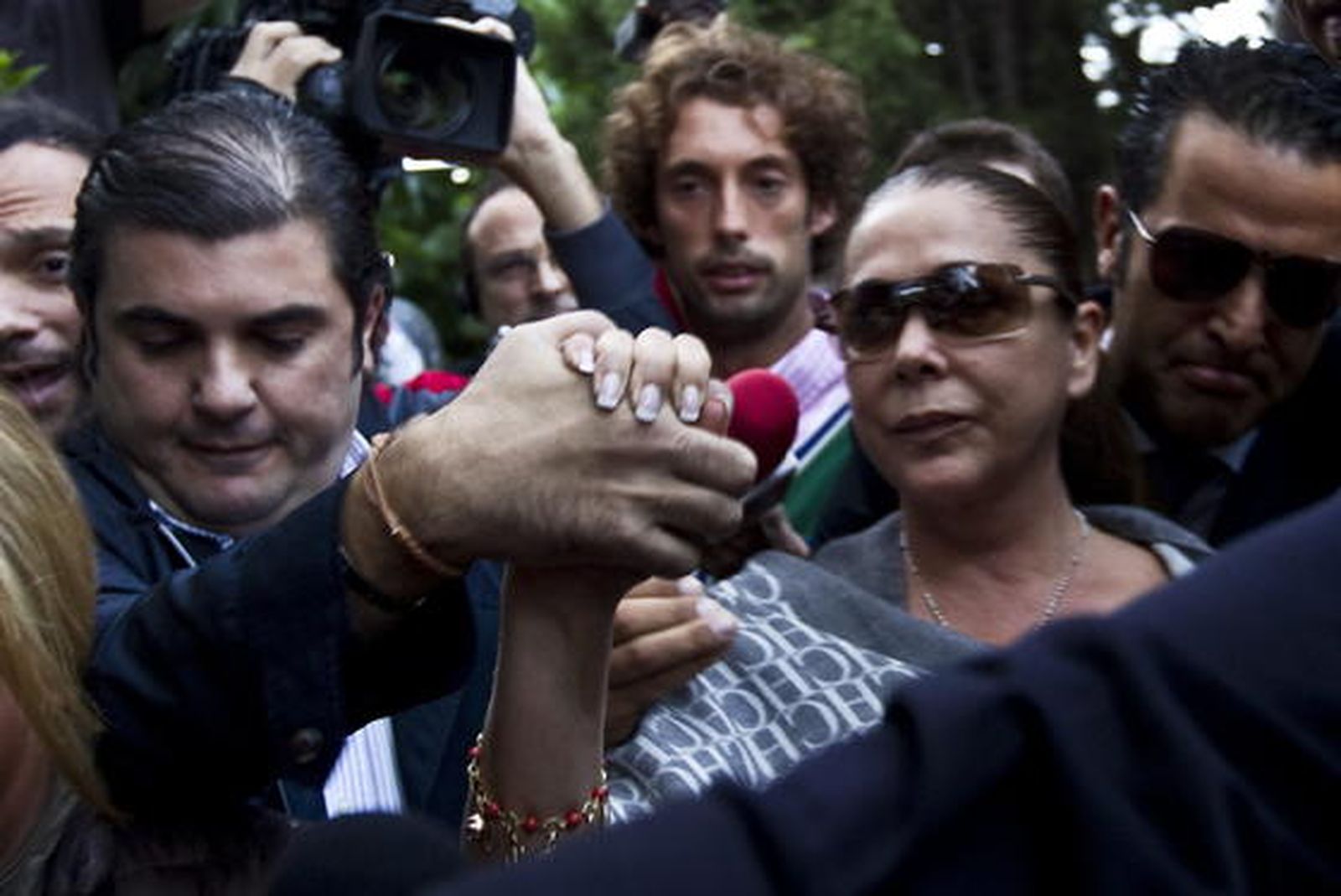 Isabel Pantoja levanta un revuelo mediático a su llegada a los juzgados de Marbella. / EFE