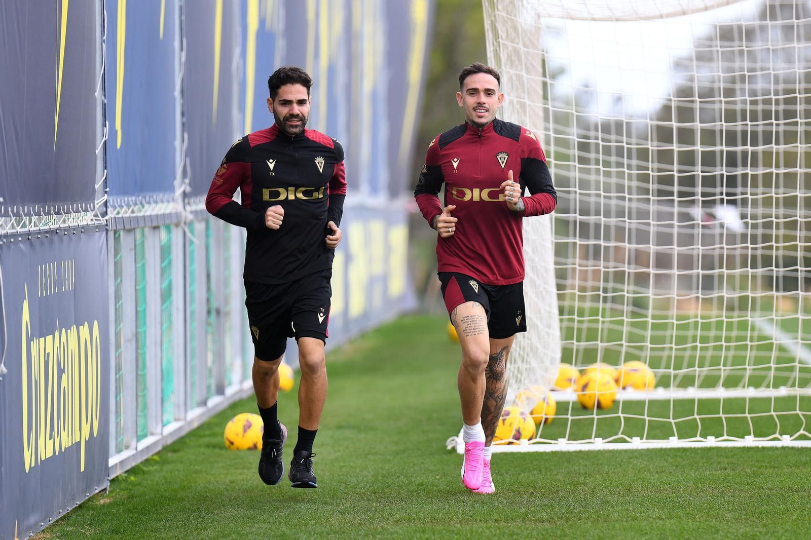 Roger Martí realiza carreras este lunes acompañado por uno de los recuperadores.