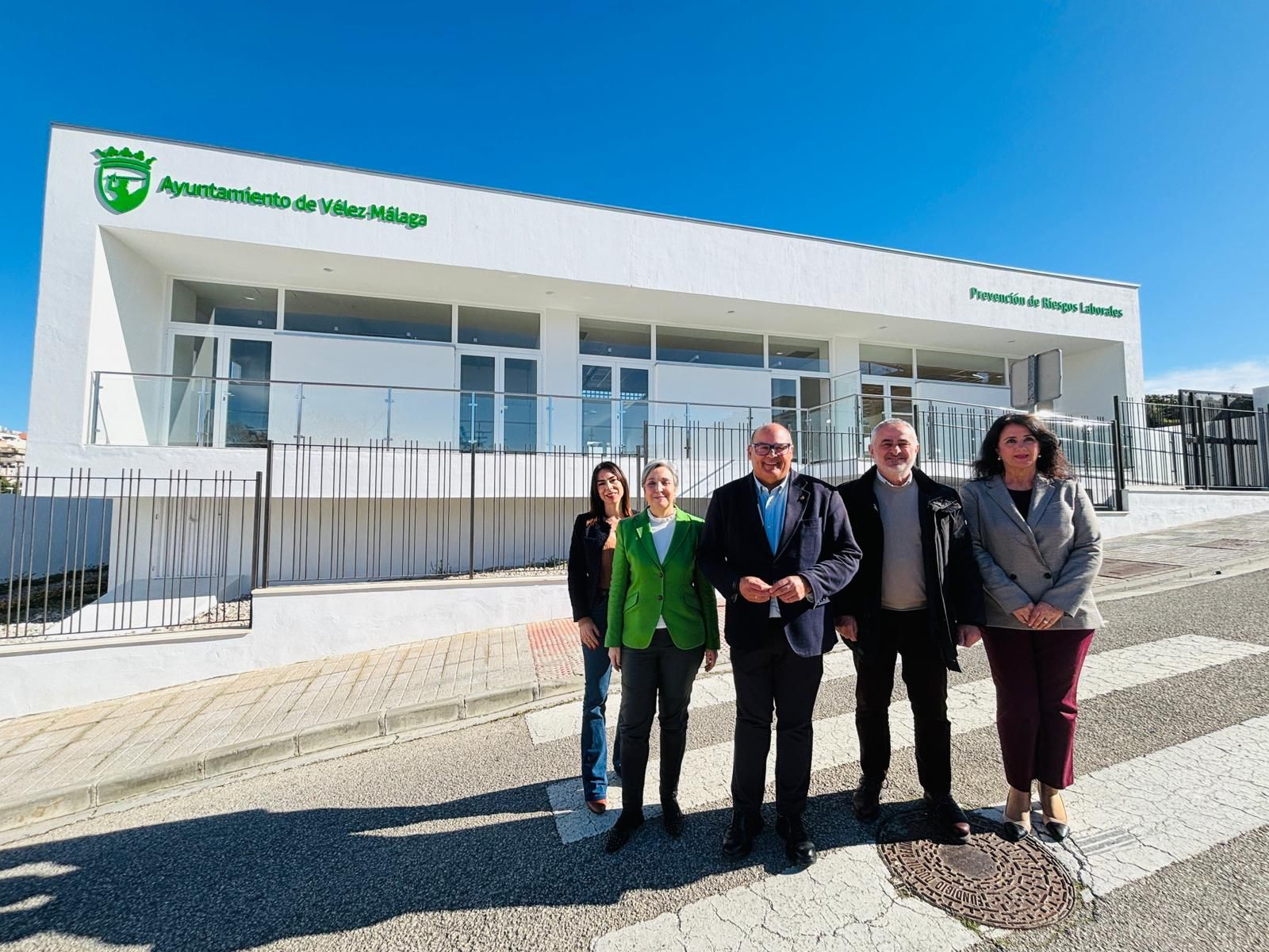 La viceconsejera de Justicia, Ana Corredera, junto al alcalde, Jesús Lupiáñez, y ediles del equipo municipal este martes en el nuevo edificio municipal de El Romeral