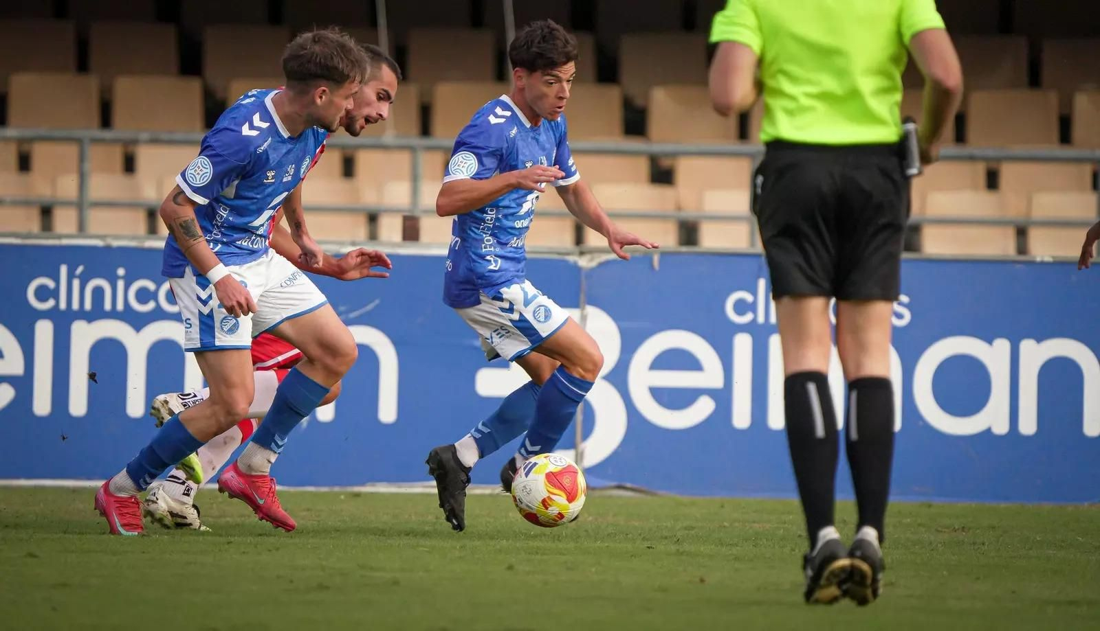 Juanjo Mateo conduce el balón en un partido de los azulinos en Chapín.