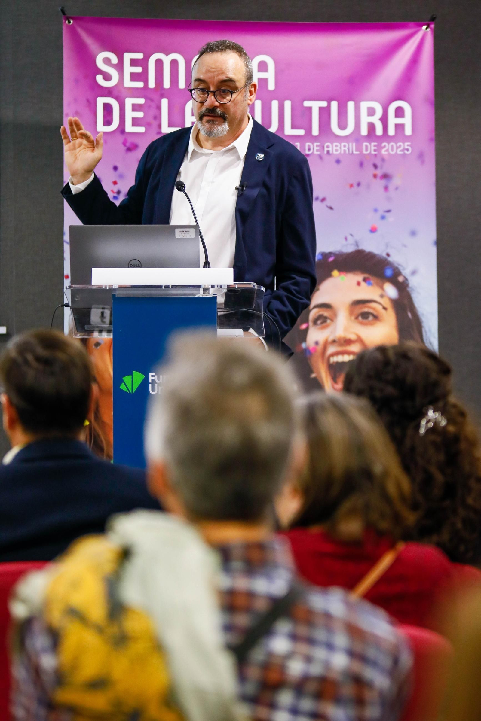 Semana de la Cultura UAL en Fundación Unicaja de Almería con Juan Luis Cano experto en defensa planetaria, en imágenes