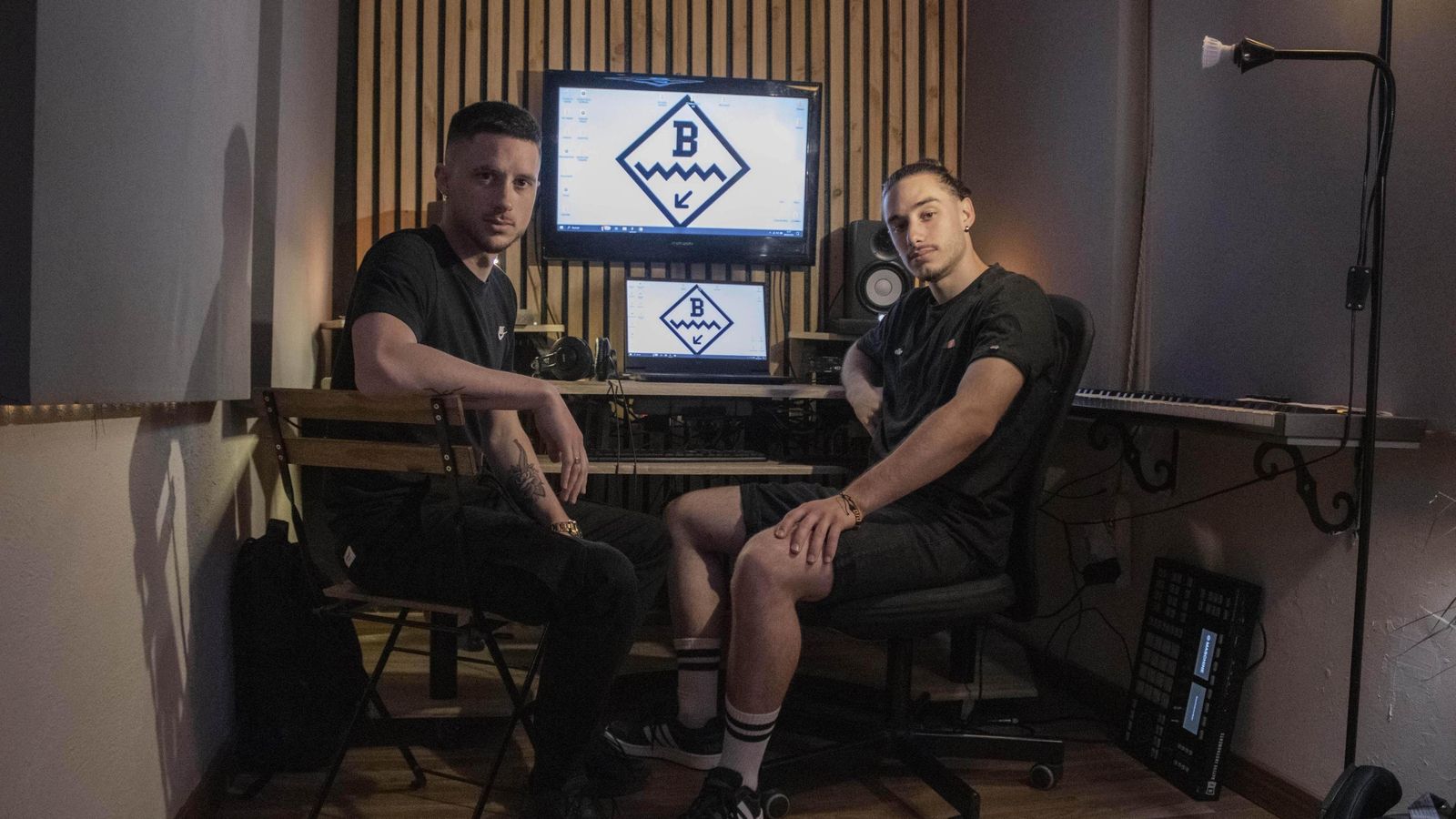 El Sire junto a su productor Kooldres en El Bajo Estudio