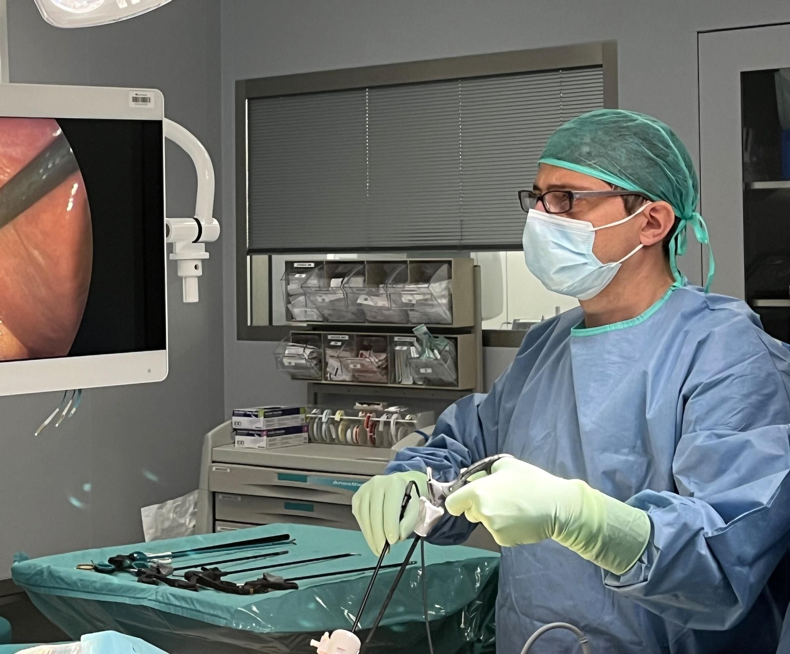 El doctor Sánchez Hidalgo durante una cirugía. El doctor Sánchez Hidalgo durante una cirugía.