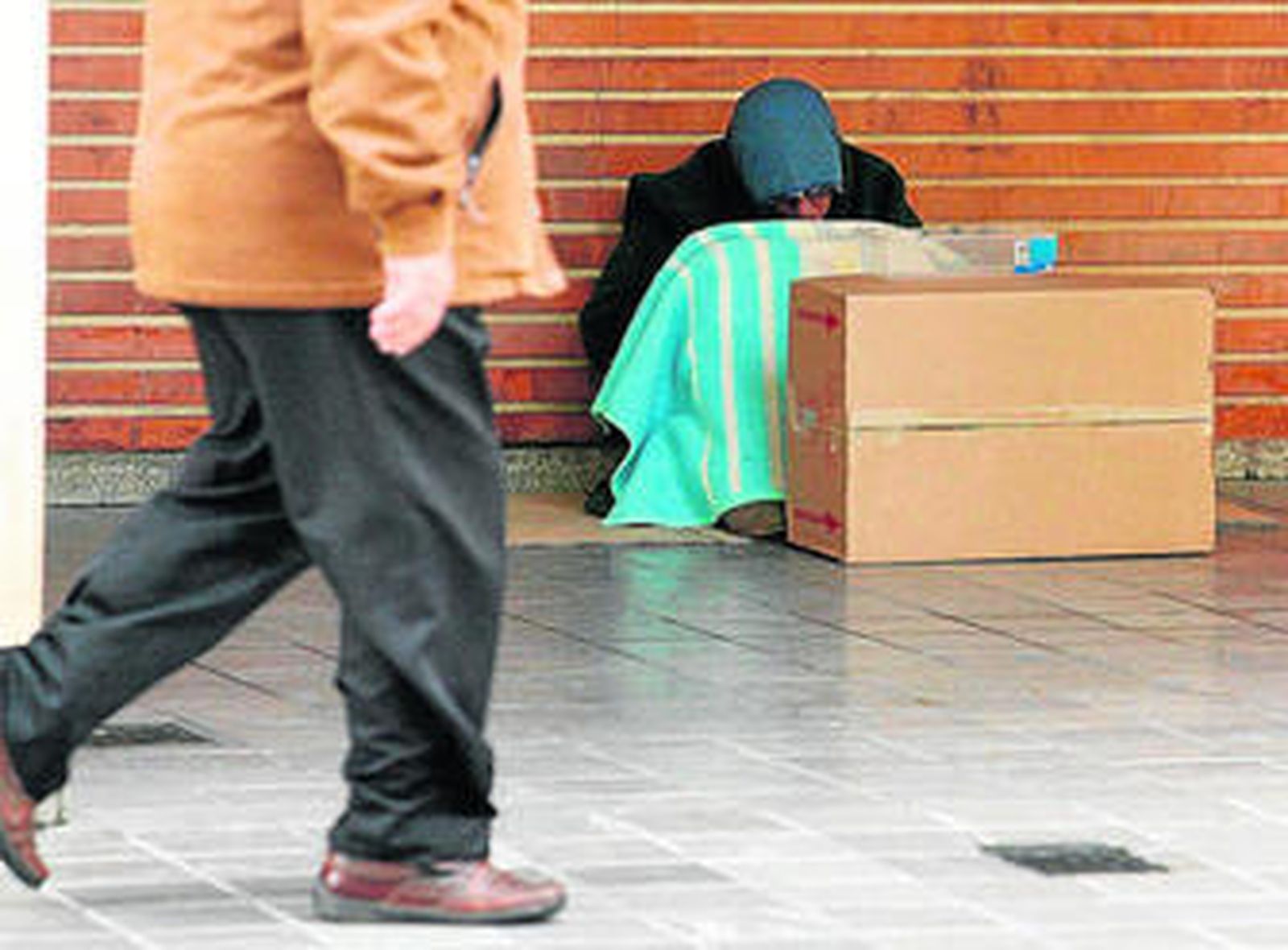 Un indigente en una calle de Huelva.