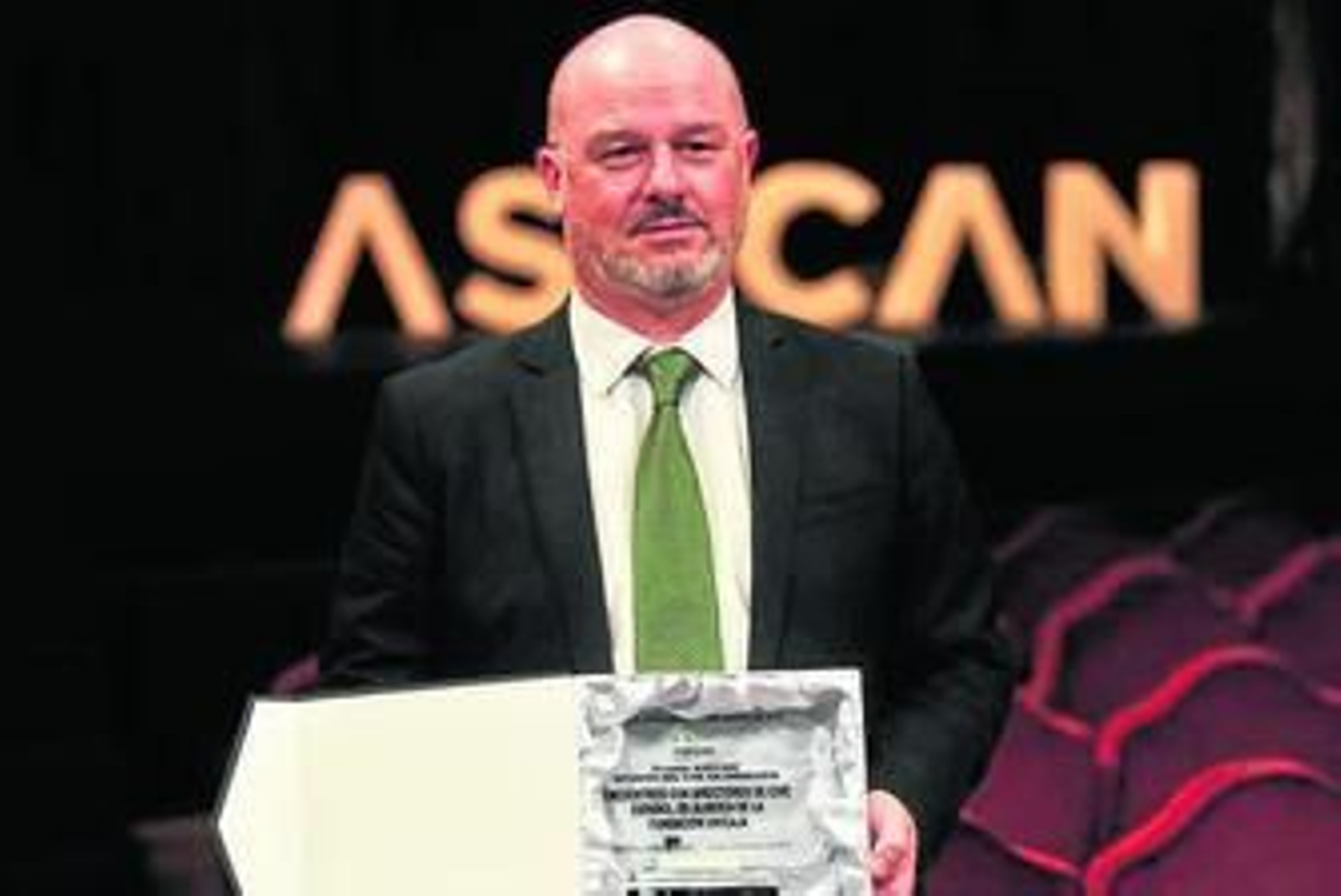 Francisco Cañadas de la Fundación Bancaria Unicaja con el galardón.