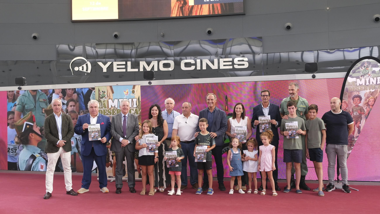 Los representantes institucionales y de la organización de la prueba deportiva posan durante su presentación en el Centro Comercial Torrecárdenas.