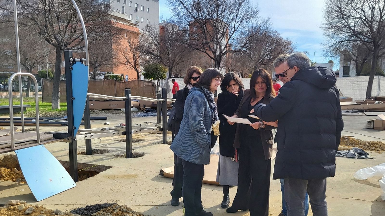 La delegada Evelia Rincón en la visita a las obras del parque infantil singular de Sevilla Este