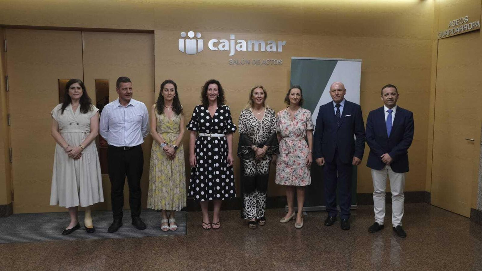 La consejera de Economía, Hacienda y Fondos Europeos, Carolina España, junto a la alcaldesa de Almería, María del Mar Vázquez y la directora general de Eficiencia y Transformación del Grupo Cajamar, Mercedes Aranda, durante el anuncio del acuerdo