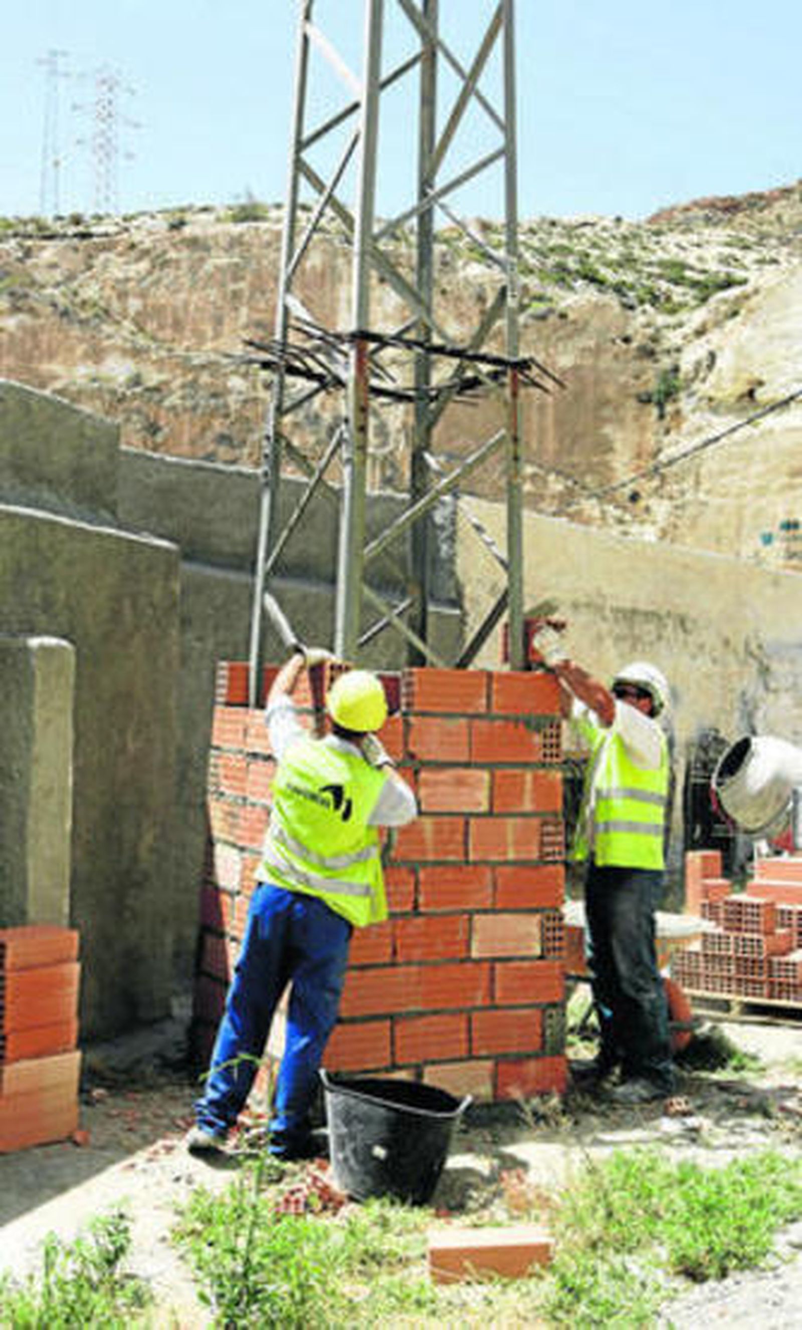 Los operarios construyen un sistema antiescala en la torre.