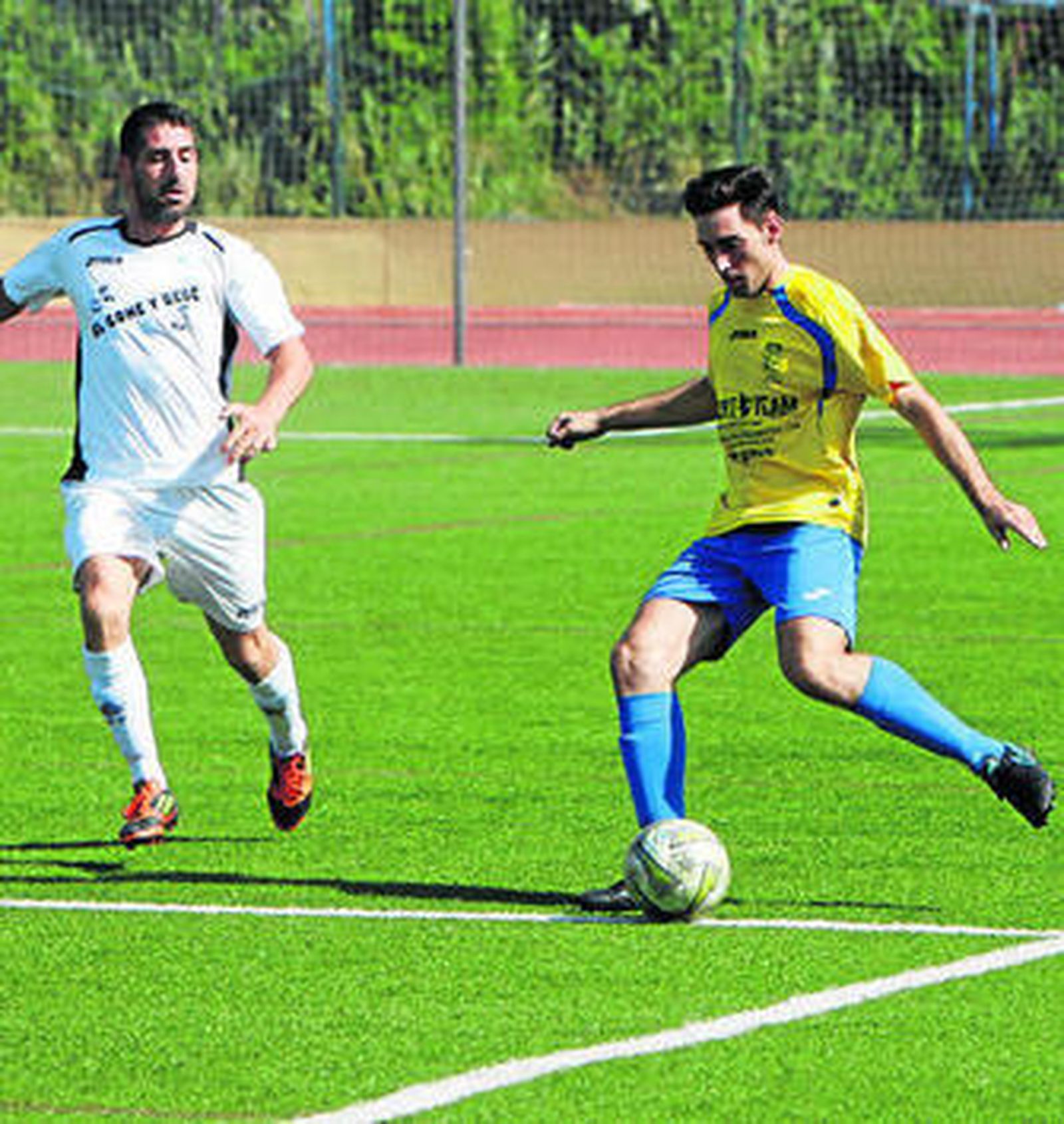 Un jugador del San Juan se dispone a golpear el balón.