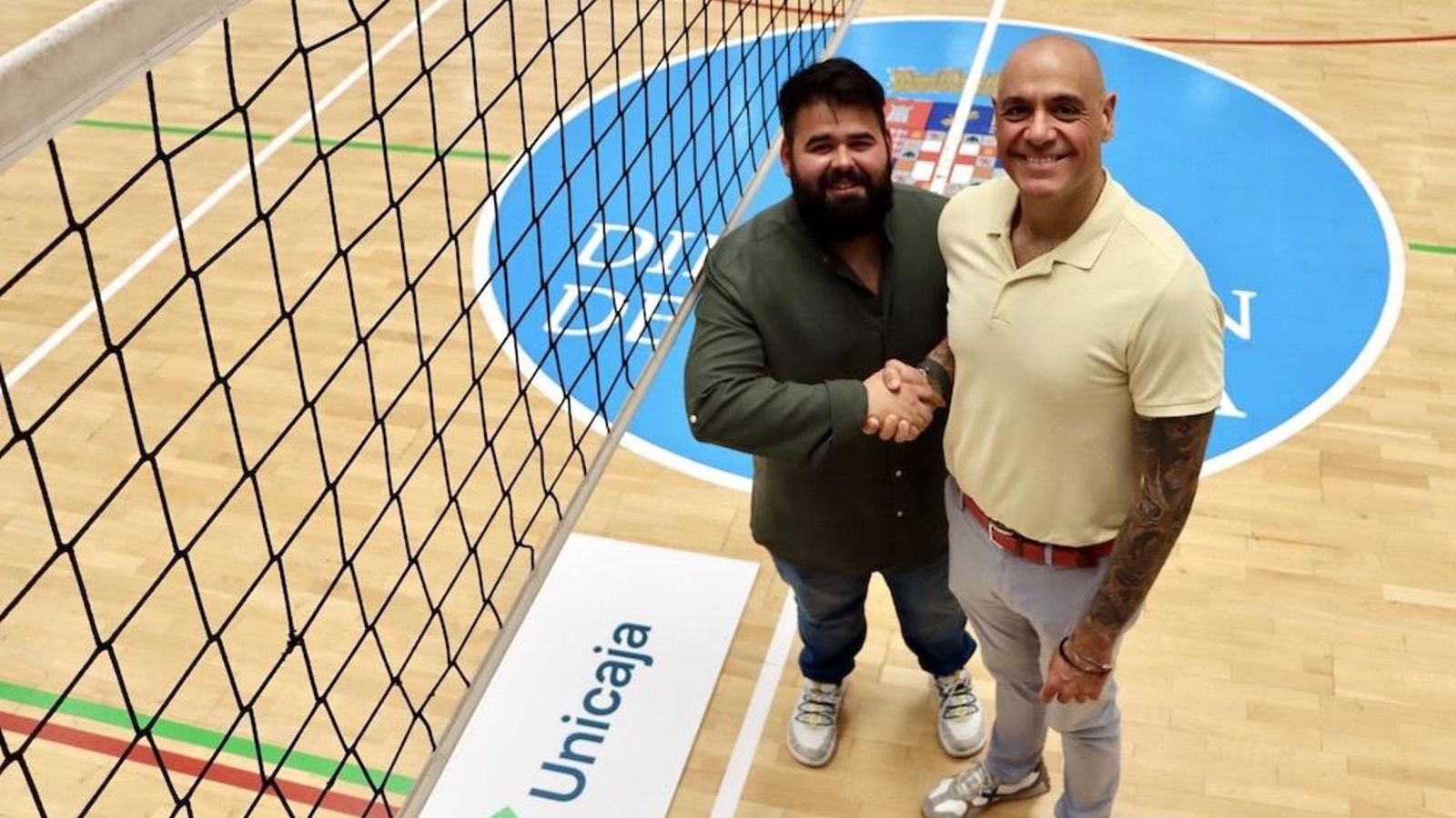 Pablo Ruiz posa sobre la pista del Pabellón Moisés Ruiz, la casa del conjunto ahorrador.