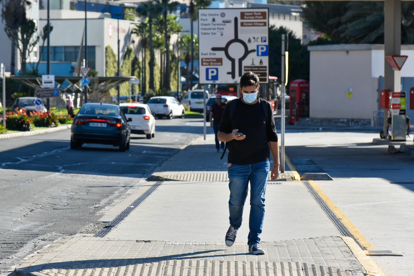 Un peatón sale de Gibraltar.