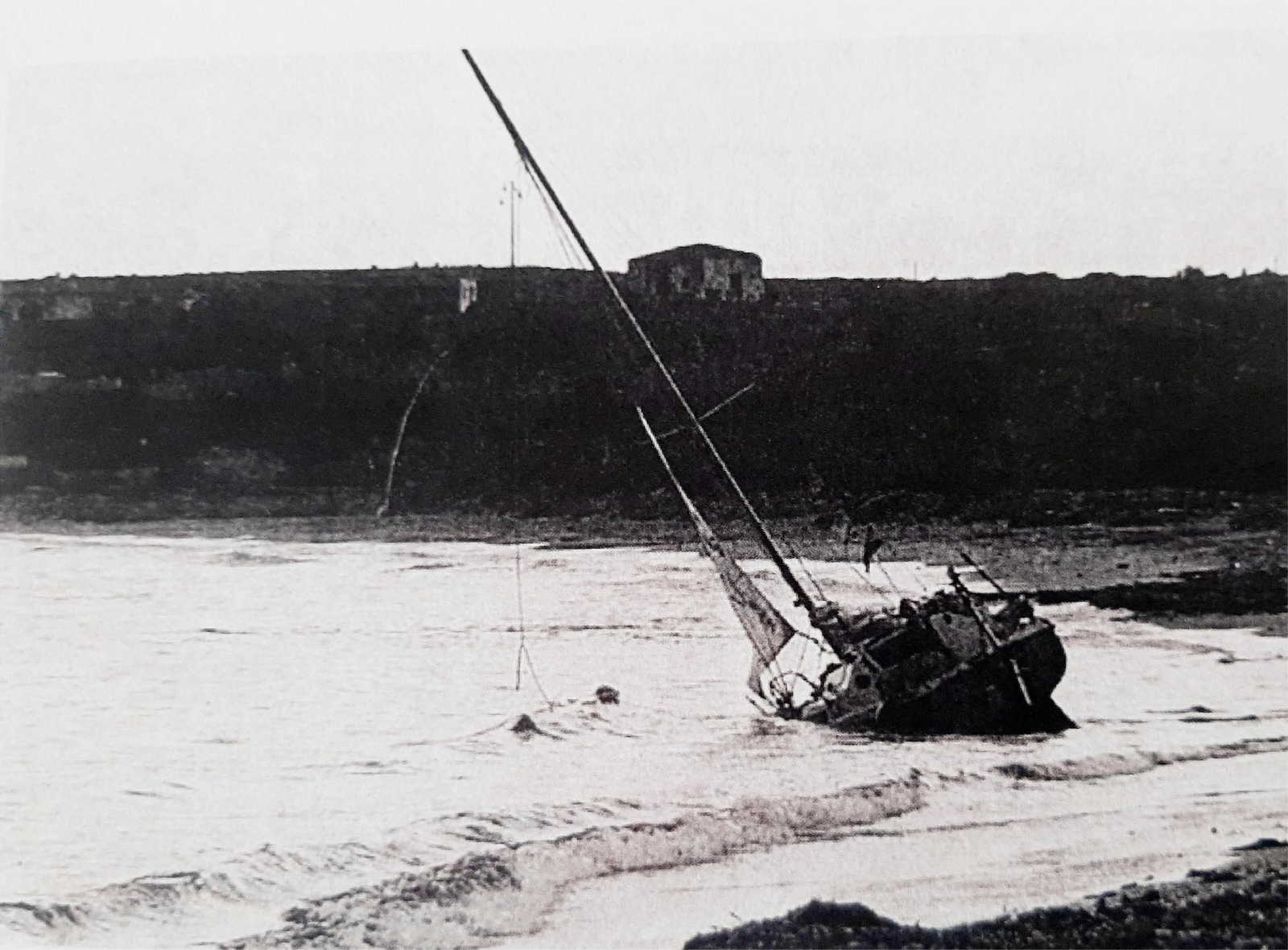 Velero encallado en Calasetta.
