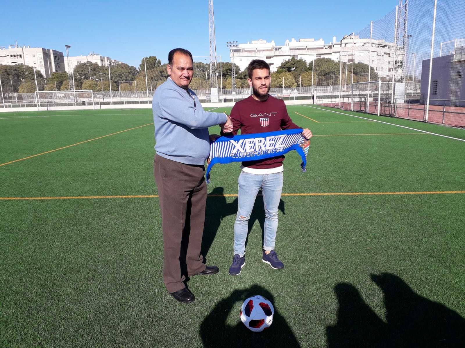 Adri, con Vicente Vargas, director deportivo del Xerez CD, en La Granja.