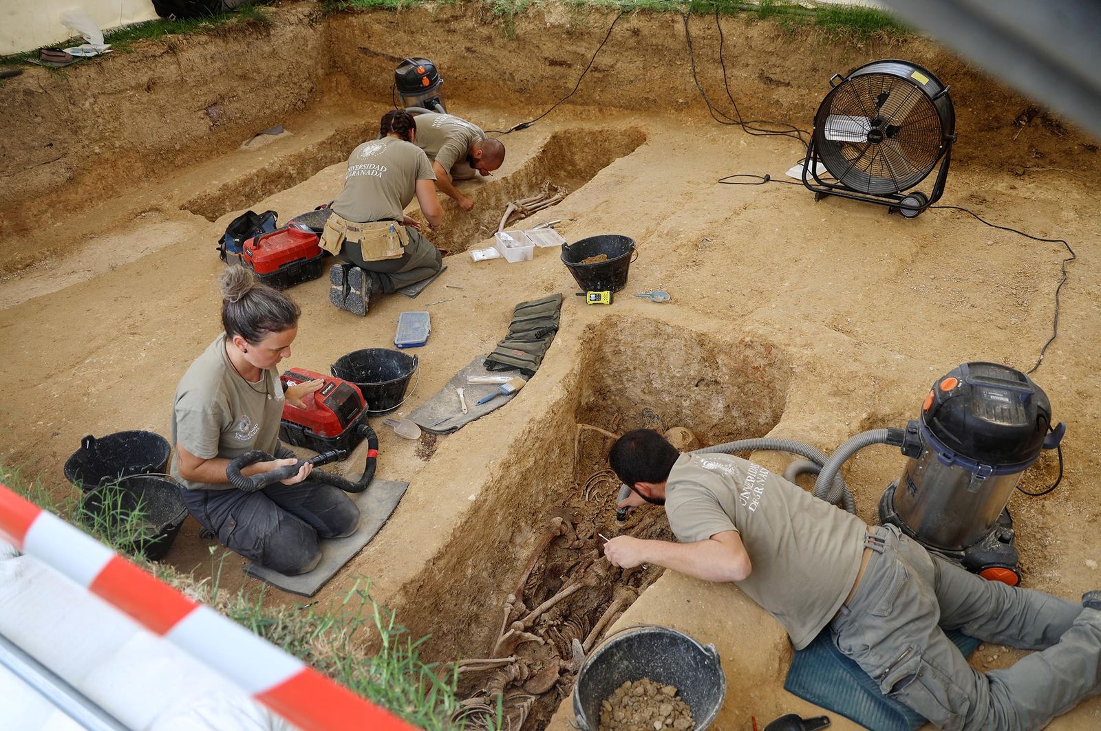 Imágenes de la visita a los trabajos de exhumación en las fosas comunes del Cementerio de La Soledad