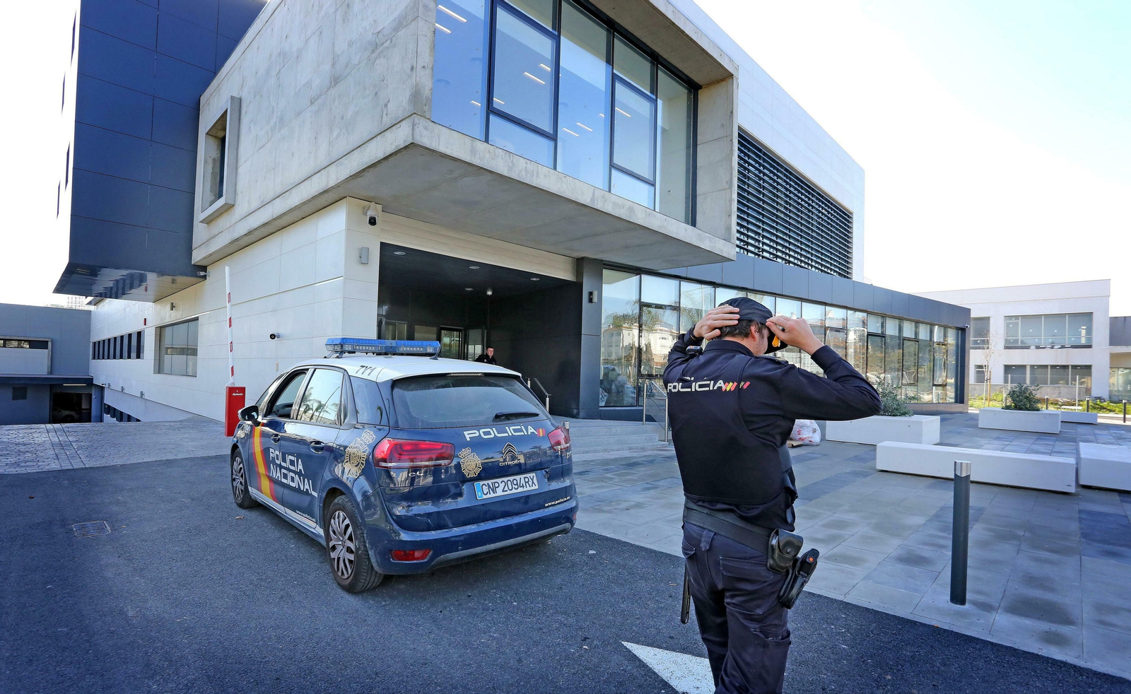 Un agente, este miércoles, en las dependencias de la nueva comisaría de La Asunción.