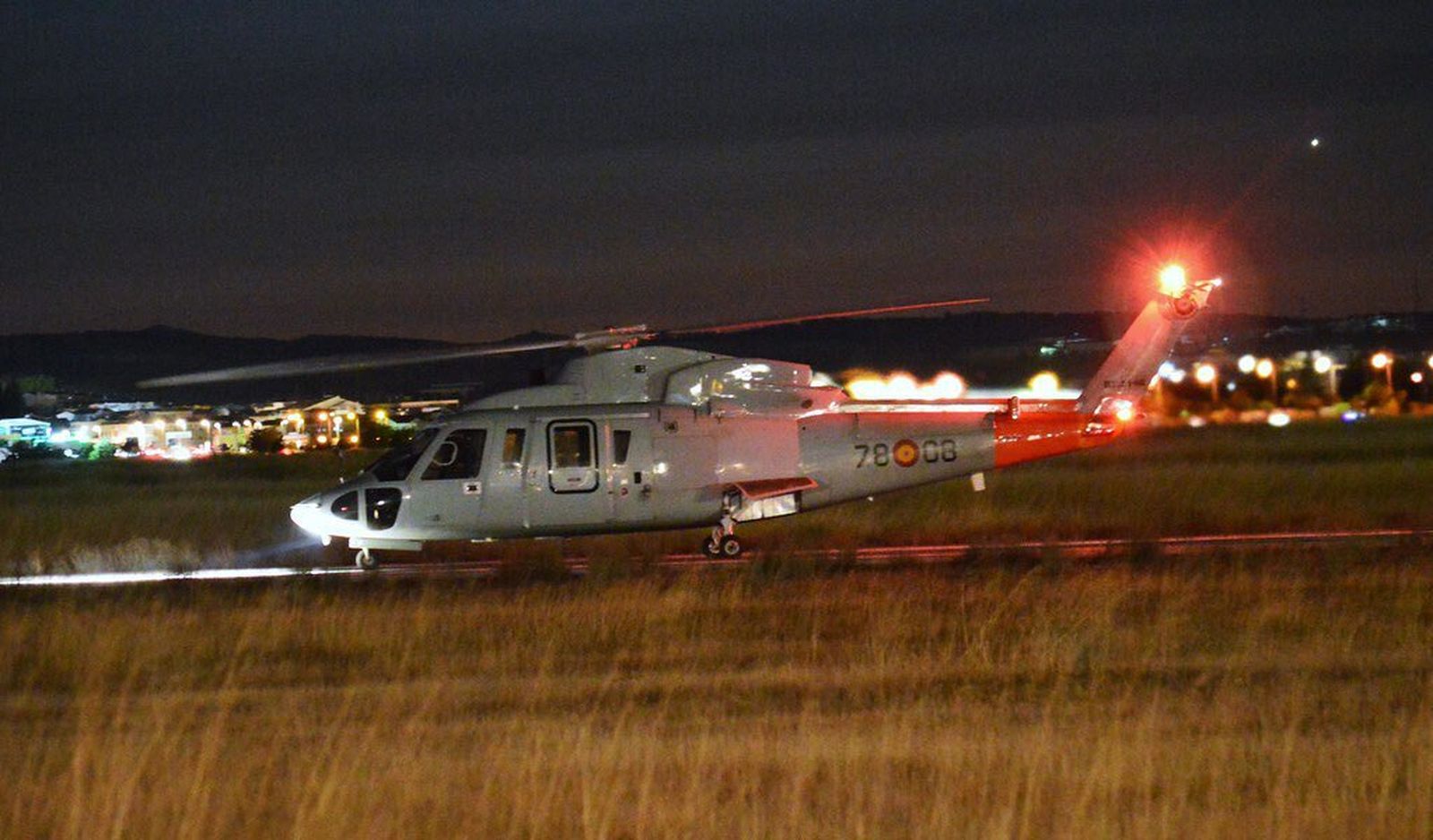 Un helicóptero de la Base Aérea de Armilla por la noche