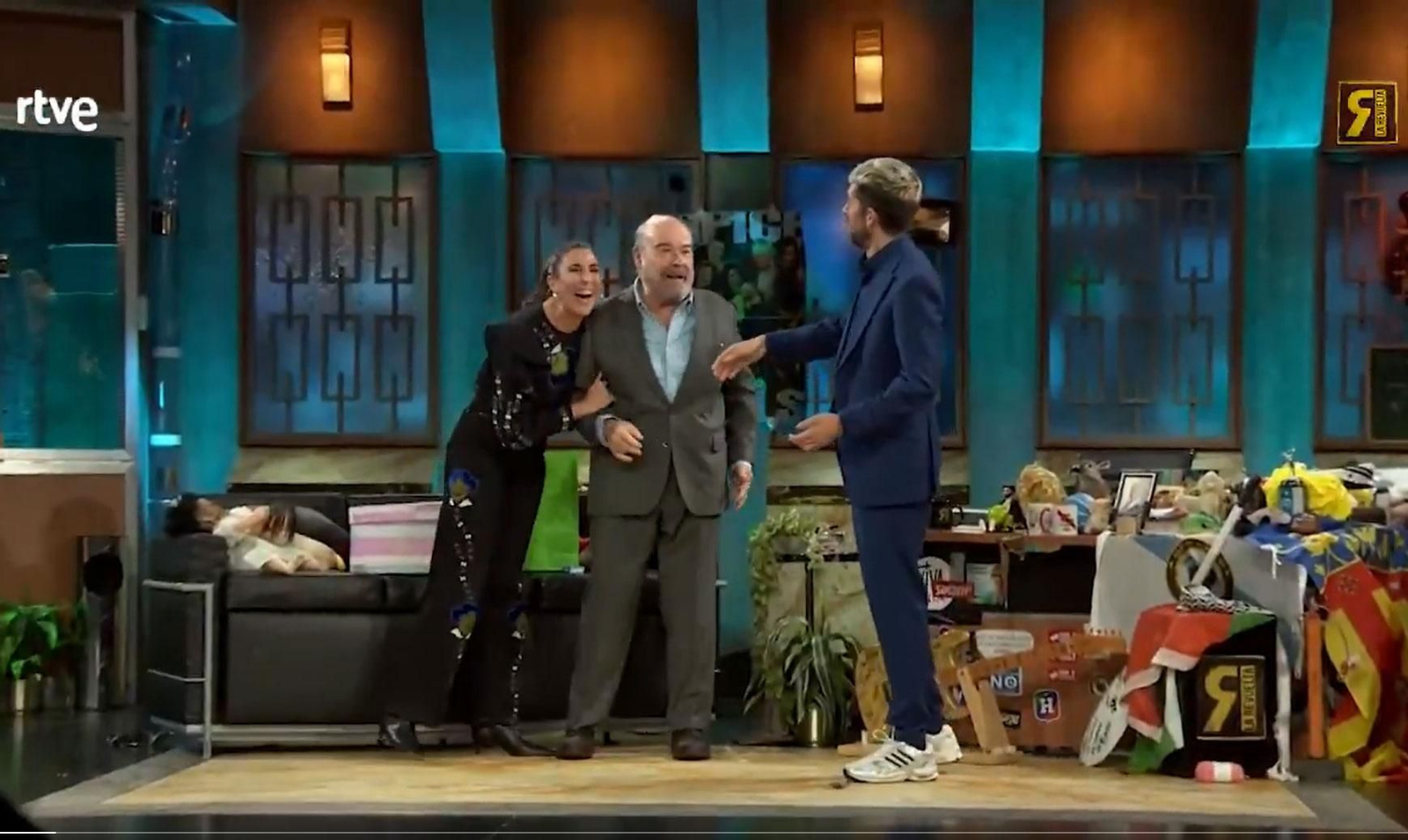 Paz Padilla, con Antonio Resines y Broncano en 'La Revuelta'.