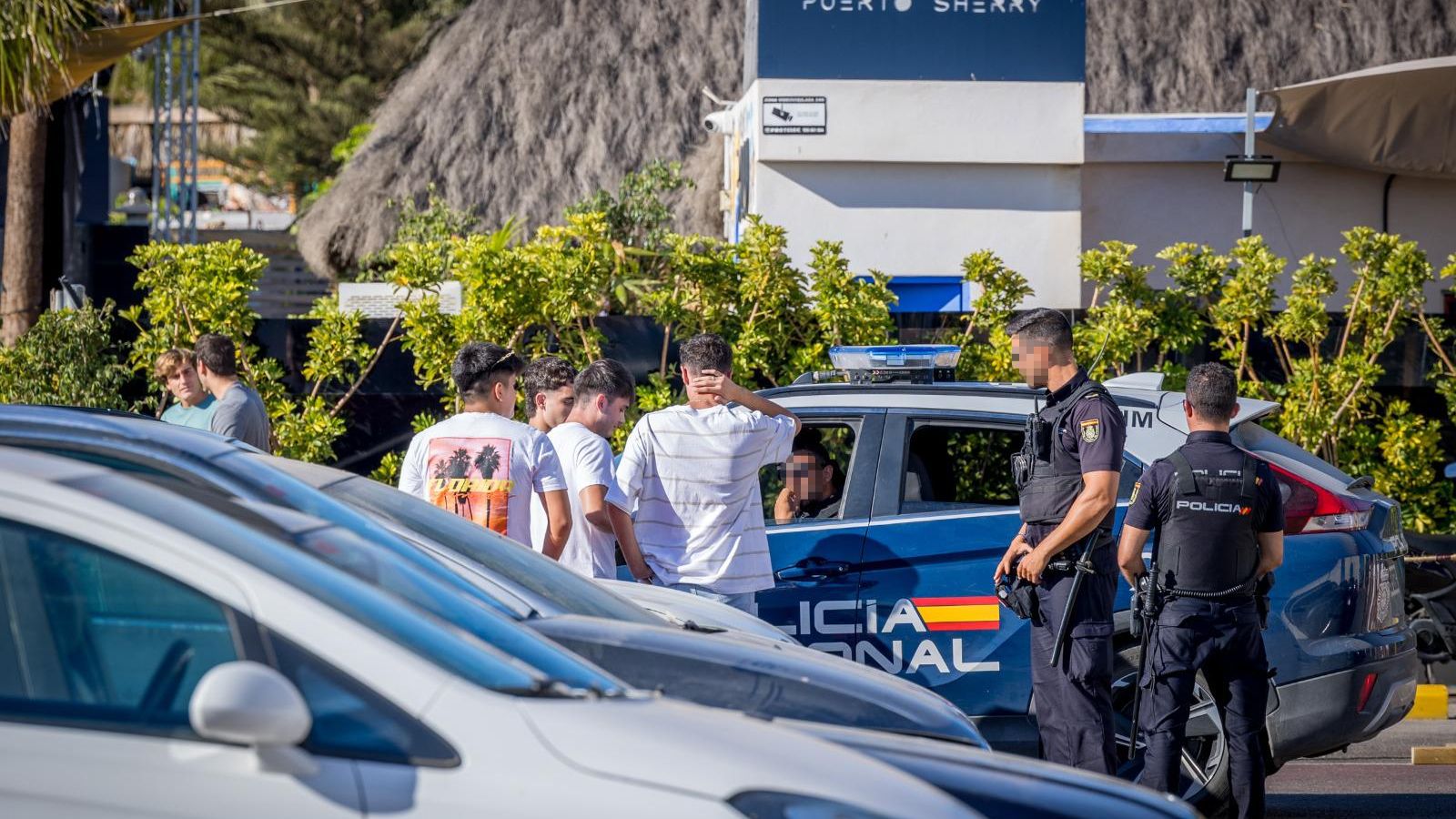 La Policía Nacional, en los  aparcamientos de la Federación Andaluza de Vela.