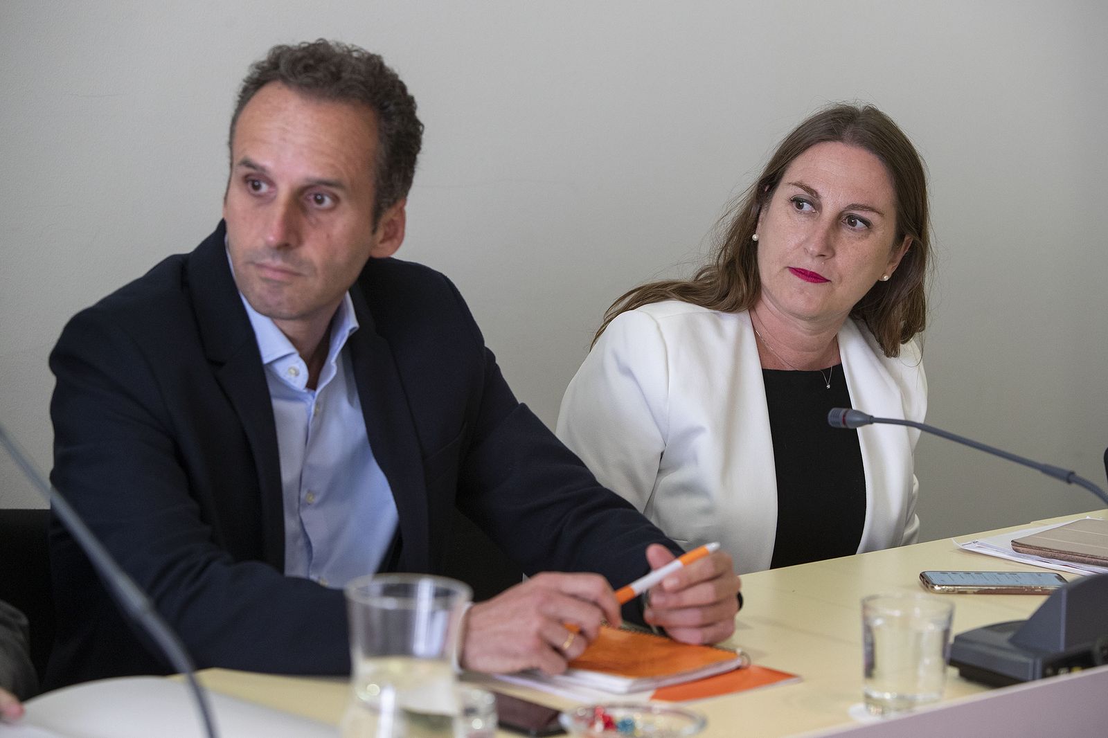 Regla Moreno, concejala de Empleo, junto al edil Francis Posada, también de Cs, en un pleno reciente.