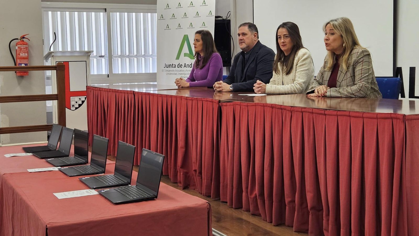 La delegada del Gobierno de la Junta de Andalucía, Aránzazu Martín, y el delegado de Desarrollo Educativo, Franscisco Alonso, acuden al centro donde se han repartido 70 dispositivos nuevos