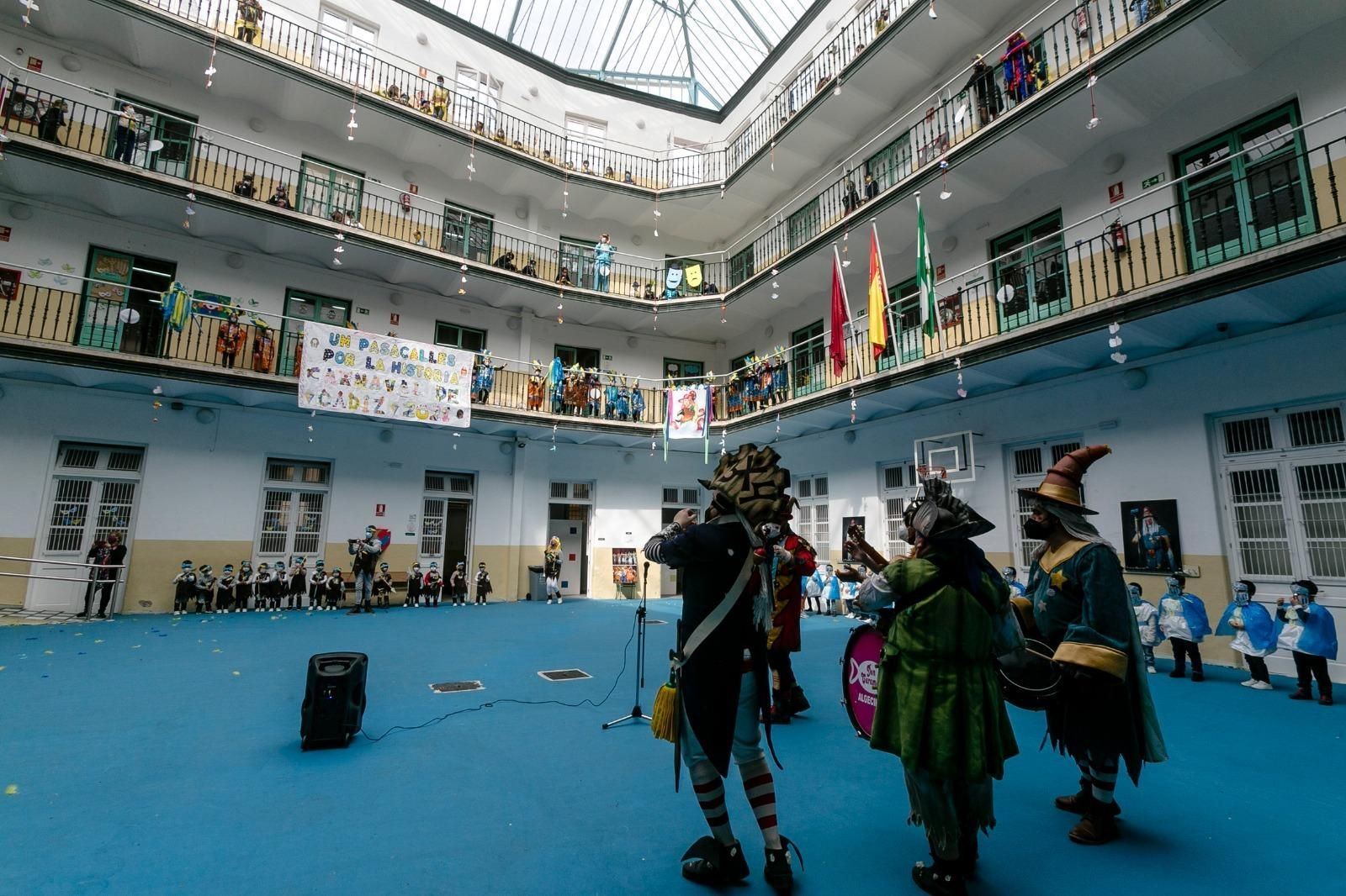 Carnaval de Cádiz: Homenaje a Manolo Santander en el colegio público San Felipe