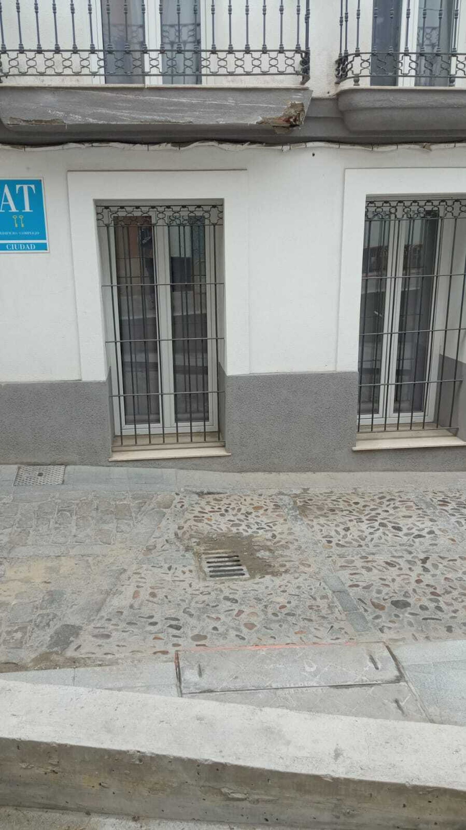 Estado del balcón del hotel por los volantazos de los camiones.