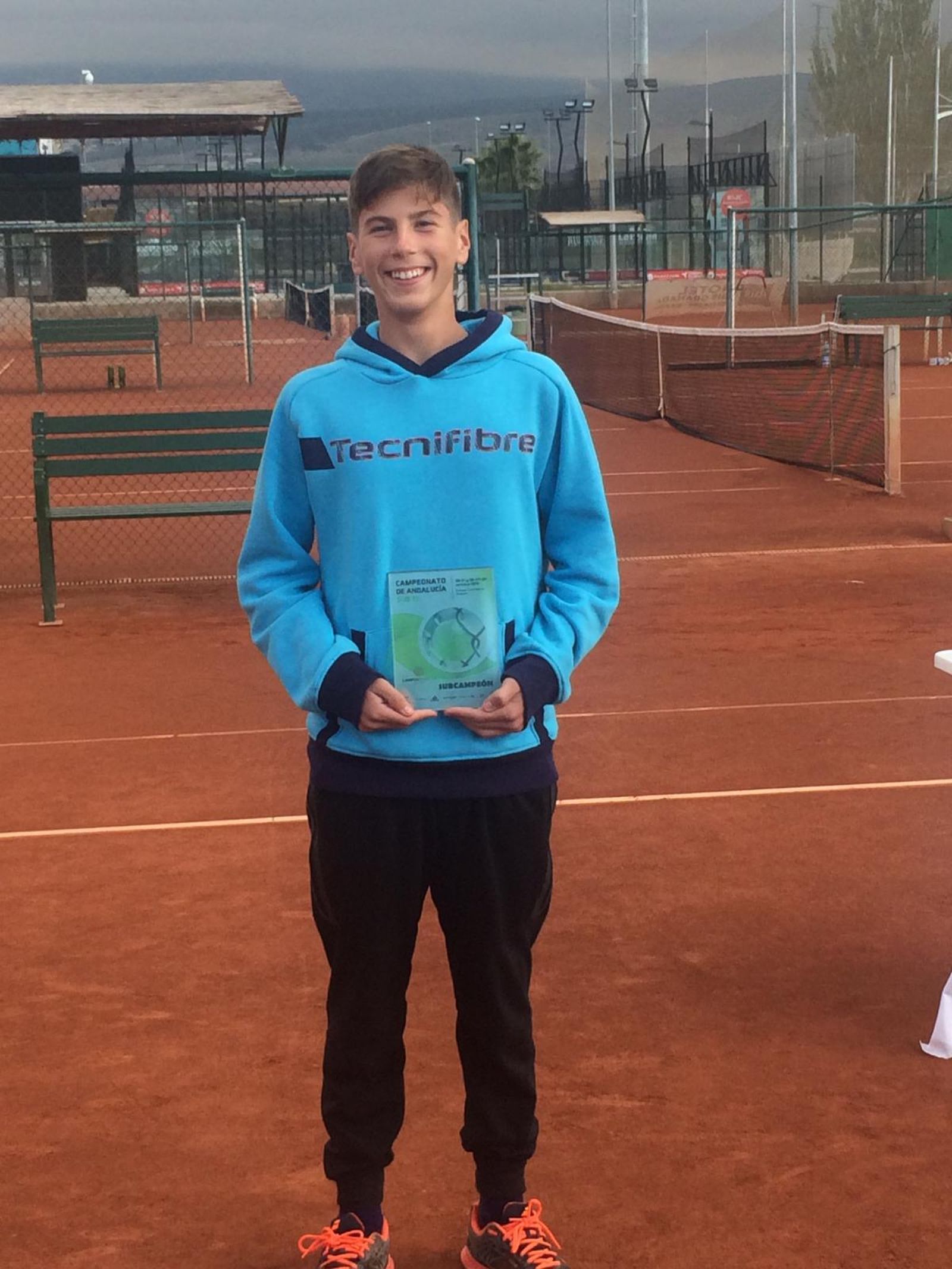 Sergio Ramírez, sonriente con el trofeo de campeón andaluz sub-13