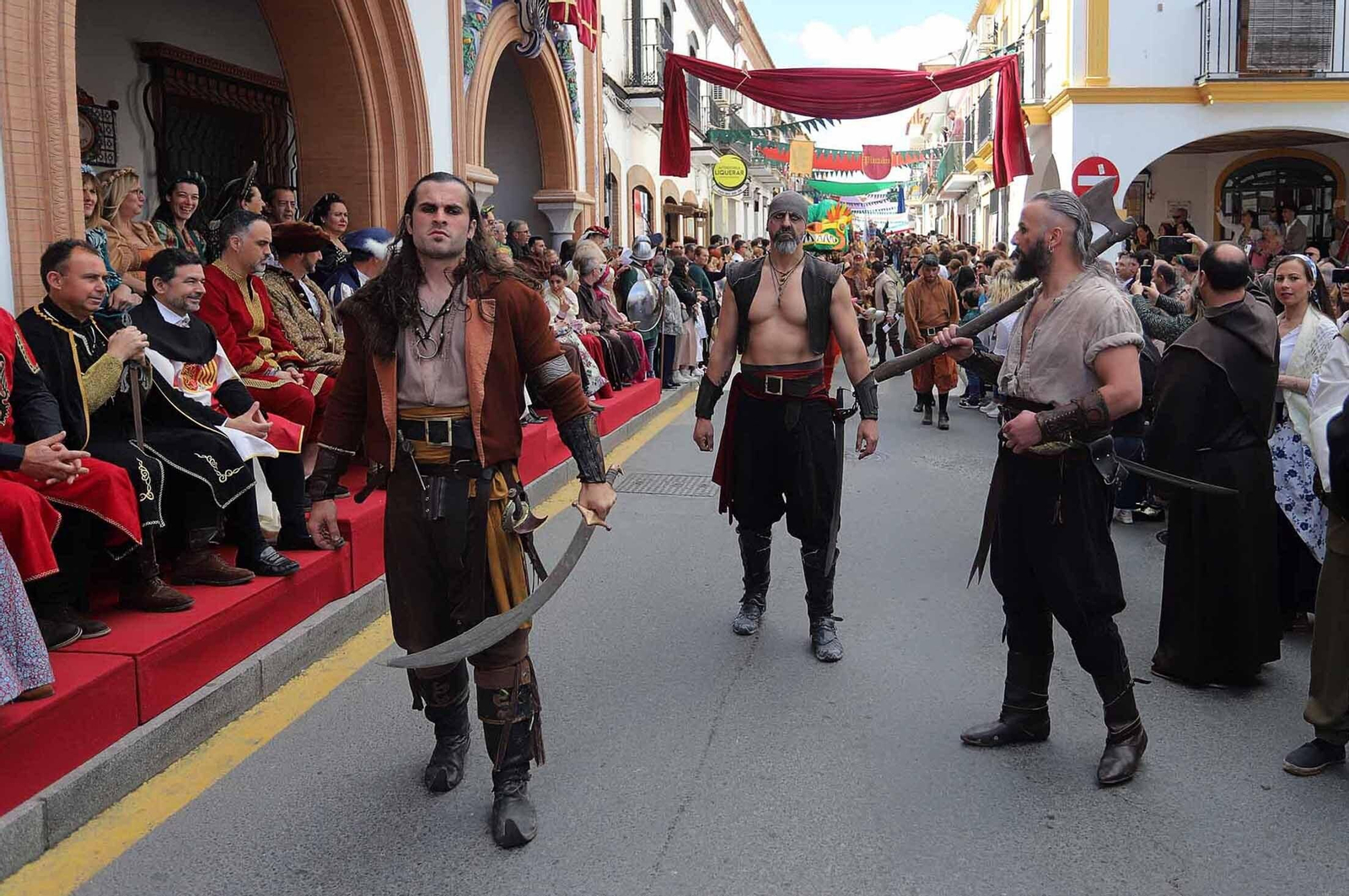 Imágenes del gran ambiente en la Feria Medieval de Palos de la Frontera, Huelva