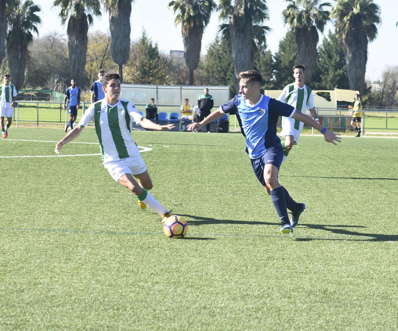 Un juvenil del Córdoba lucha por el balón con un jugador del San Félix.