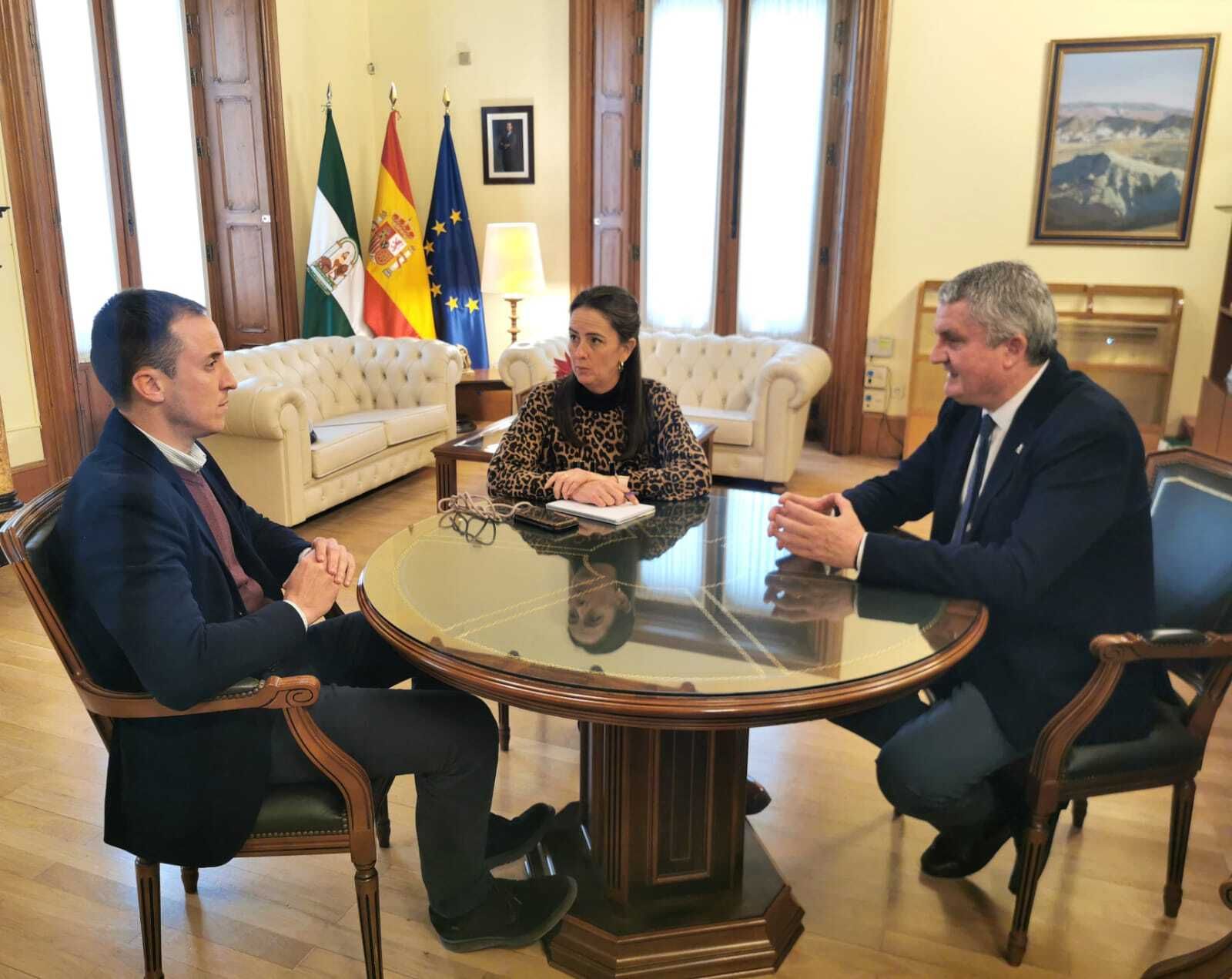Alfonso García Ramos, en el encuentro mantenido con la delegada del Gobierno en Almería y el delegado territorial de Salud y Consumo.