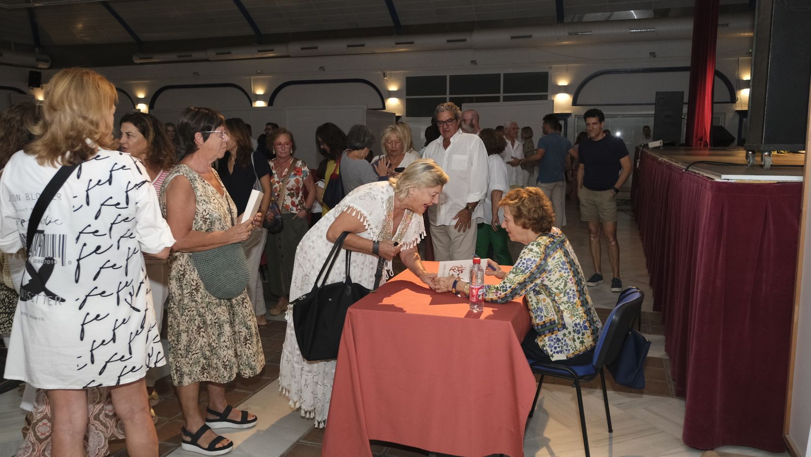 Imágenes de Diario de los Libros en Mojácar, con la escritora Julia Navarro