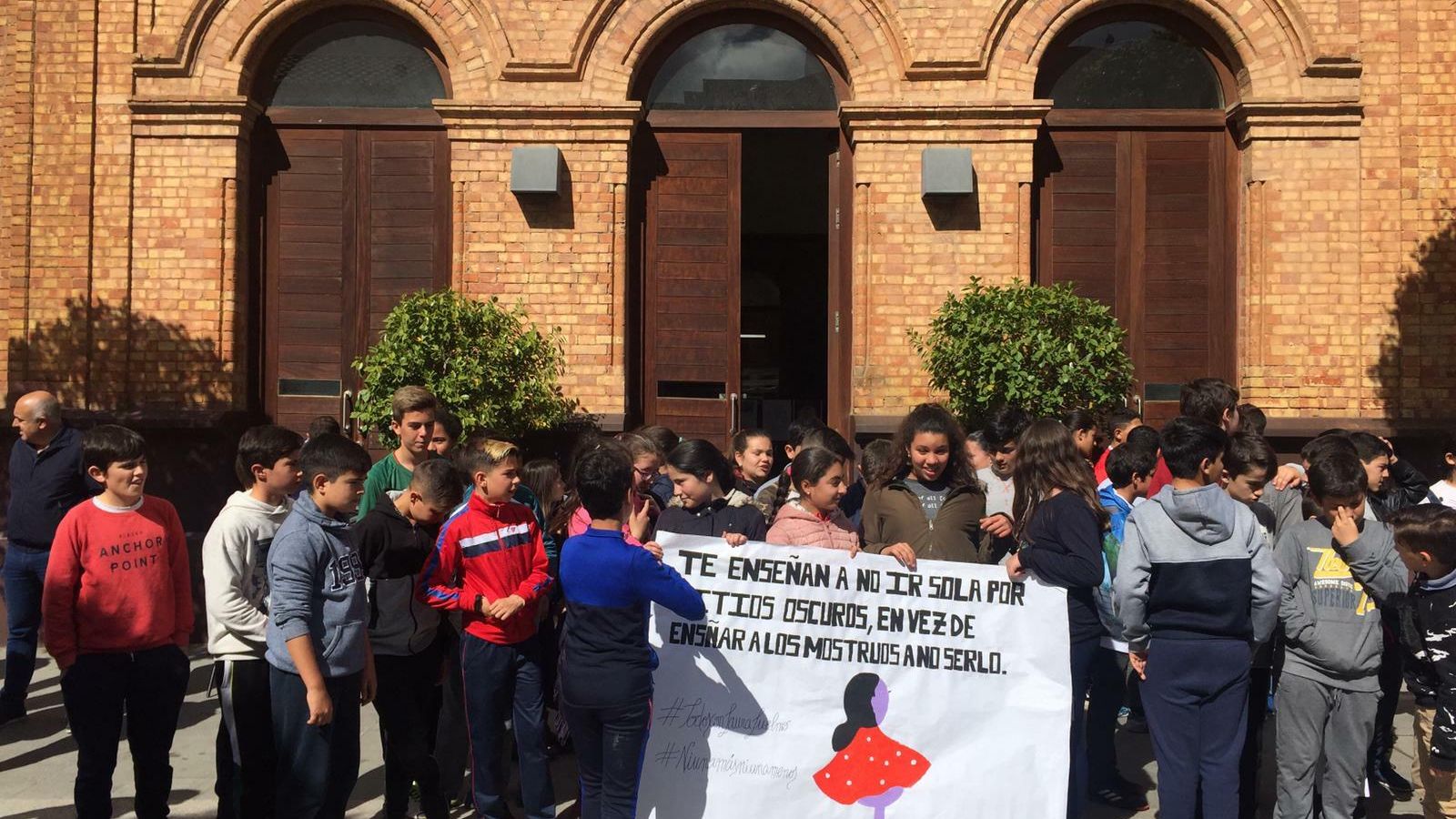 Alumnos del CLIA a las puertas del Ayuntamiento de Nerva.