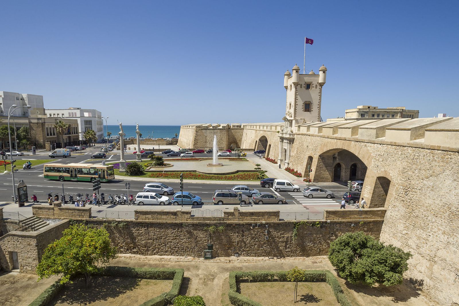 Paseo superior de las Puertas de Tierra.