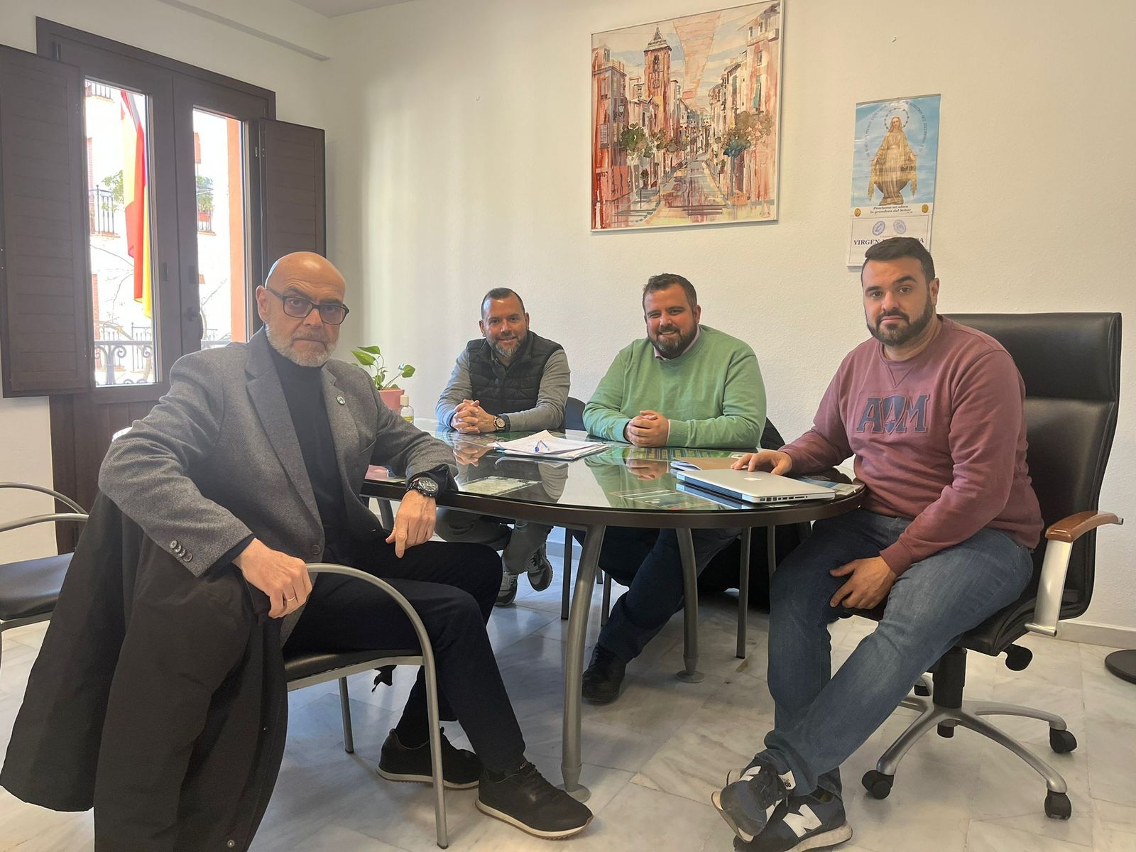 Los miembros del Club Deportivo Granada 49.9 junto a los responsables políticos de Lanjarón.