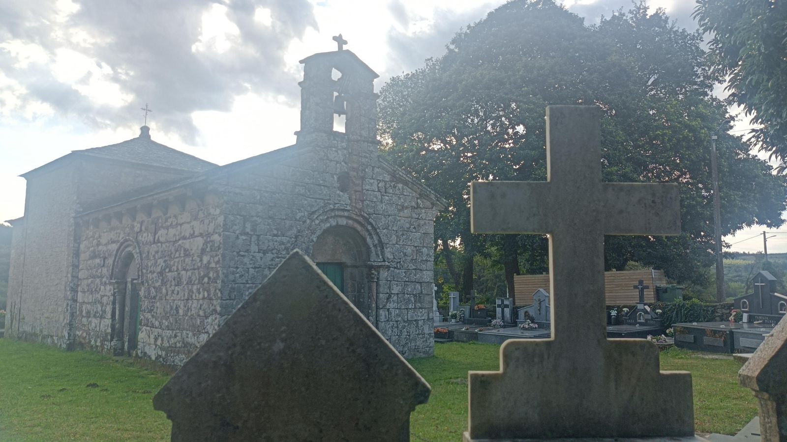 Ermita de San Romao da Retorta, rodeada por el cementerio de la parroquia.