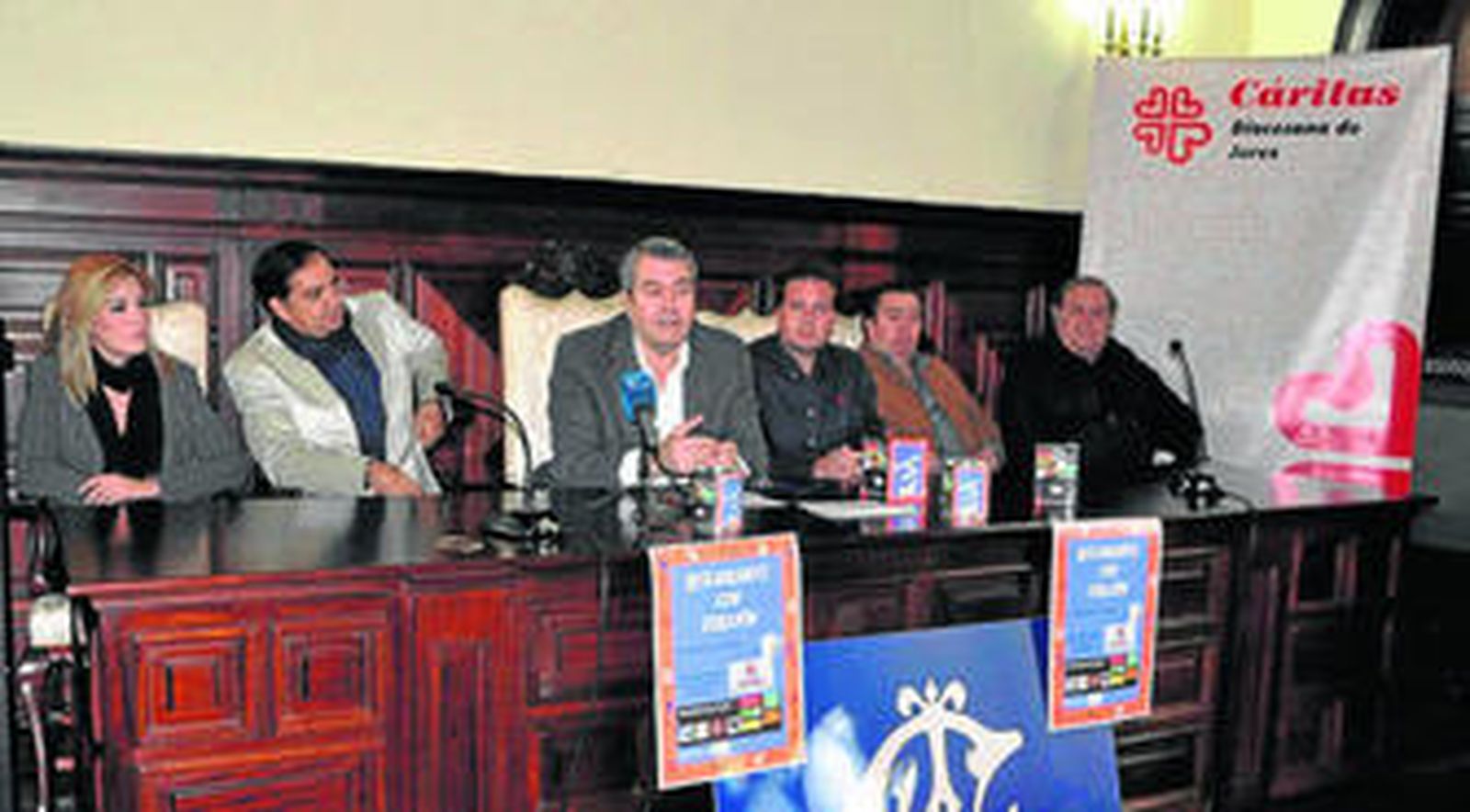 El director de Cáritas y hosteleros en la presentación ayer del proyecto en el Casino Jerezano.