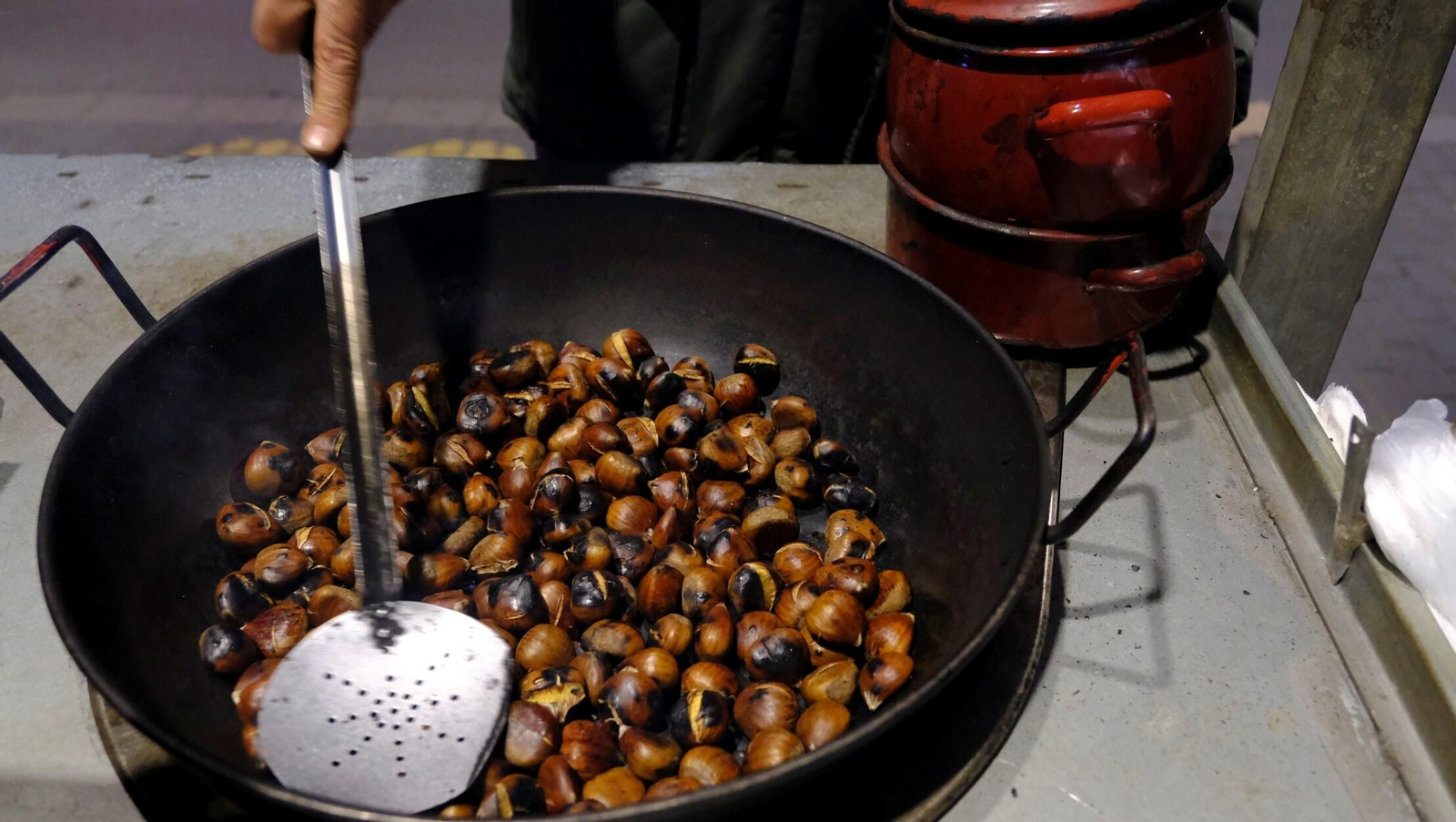 Un perol con castañas asadas.