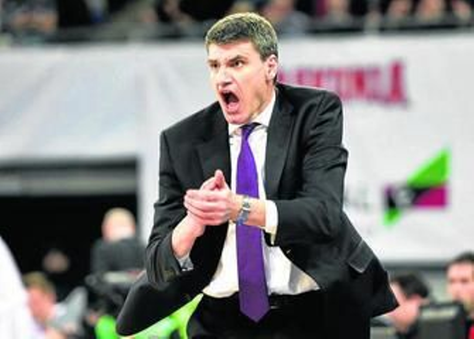 Velimir Perasovic, entrenador del Baskonia, da instrucciones desde la banda durante un partido. Velimir Perasovic, entrenador del Baskonia, da instrucciones desde la banda durante un partido.