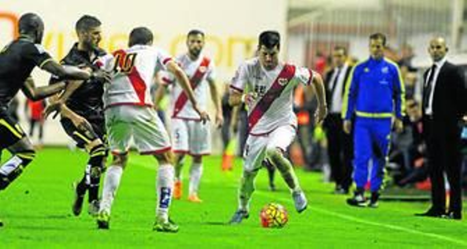 Javi Guerra conduce el esférico en el encuentro del pasado sábado contra el Granada.