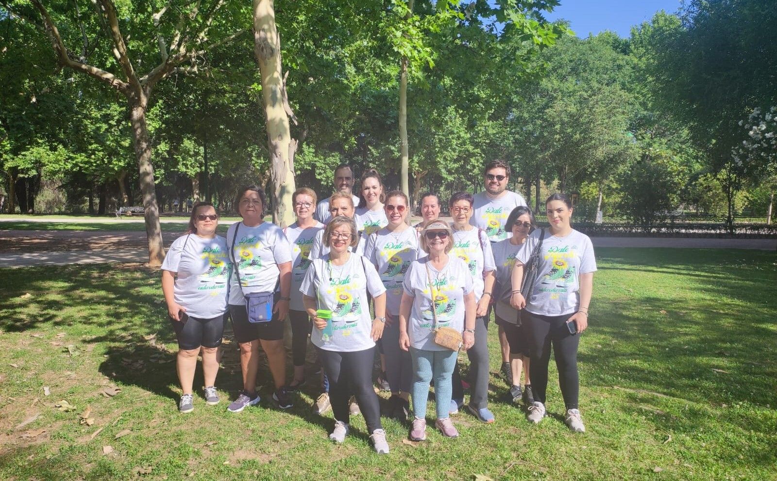 Carmen Robledano (segunda por la izq.), con amigos y familiares en la Marcha Nórdica por la Esclerodermia.