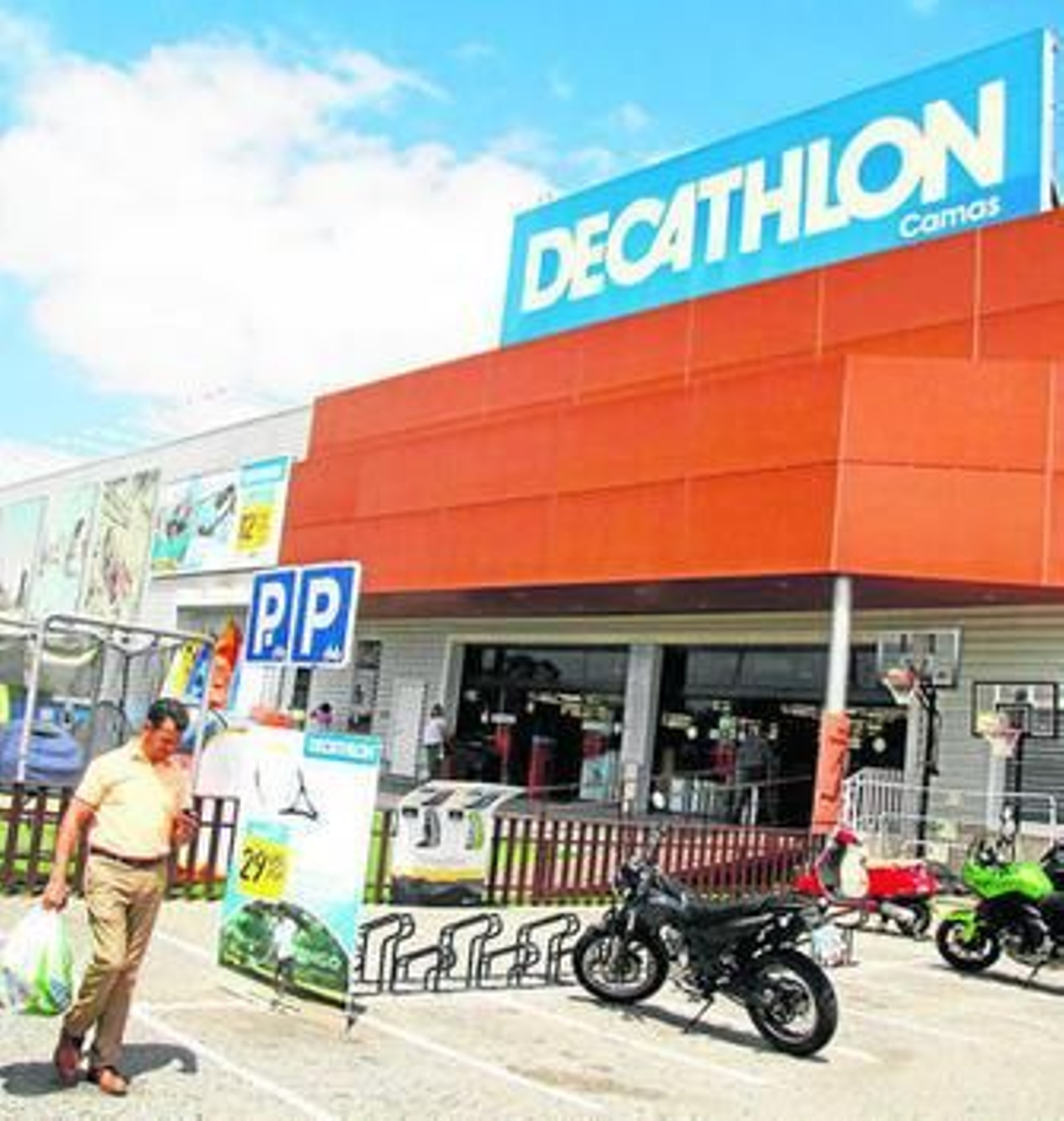 La tienda Decathlon en el término municipal de Camas.