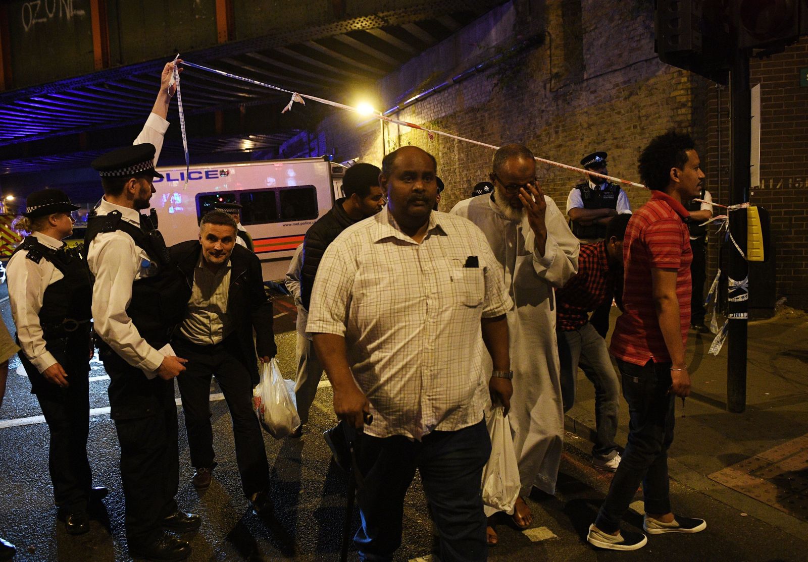 El atropello junto a la mezquita en el barrio londinense de Finsbury Park, en imágenes
