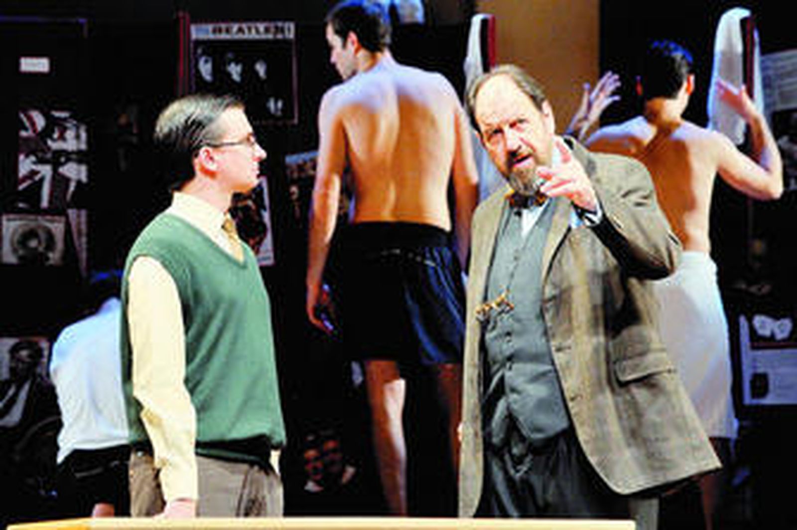 Un momento de la representación en el Lope de 'Los chicos de Historia', con José María Pou.