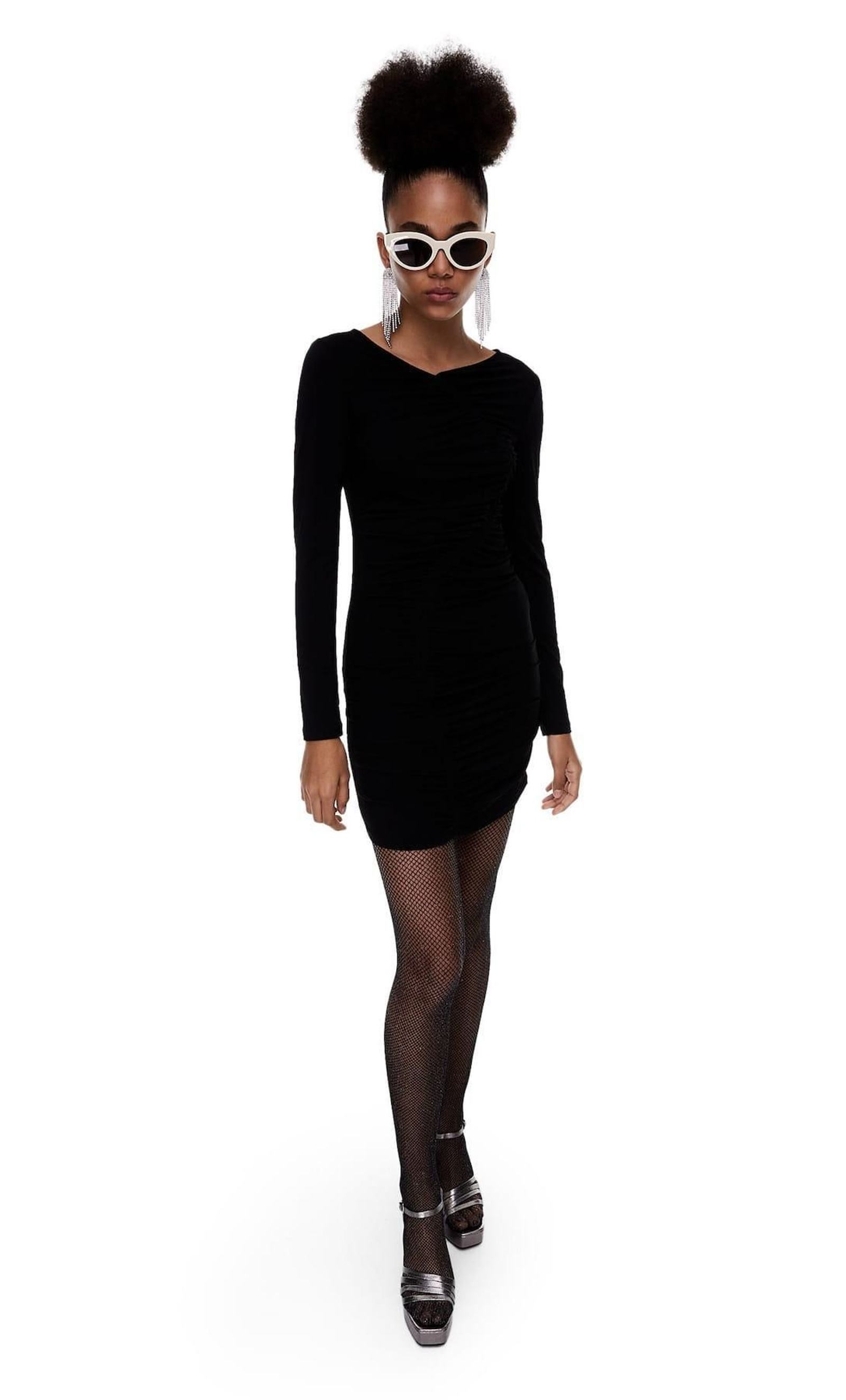 Vestido negro de Stradivarius.